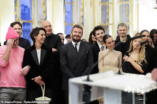 Thương Harper mới 14 tuổi phải đau l&ograve;ng v&igrave; drama gia đ&igrave;nh Beckham, Brooklyn đ&ograve;i gặp em g&aacute;i nhưng kh&ocirc;ng muốn chạm mặt bố mẹ- Ảnh 7.