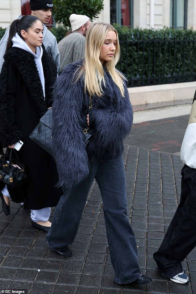 Thương Harper mới 14 tuổi phải đau l&ograve;ng v&igrave; drama gia đ&igrave;nh Beckham, Brooklyn đ&ograve;i gặp em g&aacute;i nhưng kh&ocirc;ng muốn chạm mặt bố mẹ- Ảnh 4.