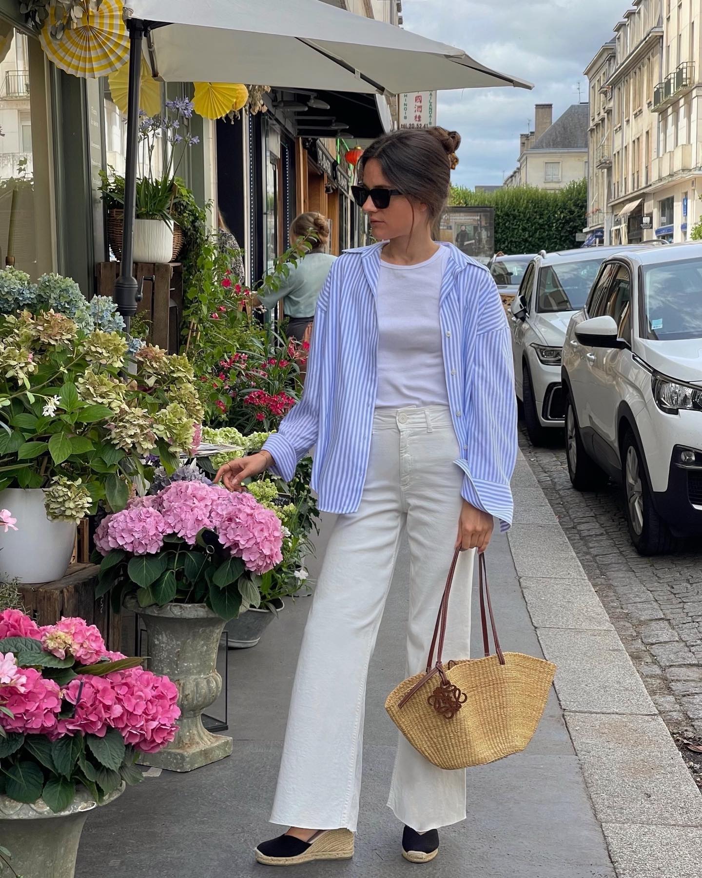 Style của phụ nữ Ph&aacute;p sang trọng mọi l&uacute;c mọi nơi, h&oacute;a ra l&agrave; nhờ 5 mẫu &aacute;o d&agrave;i tay- Ảnh 9.