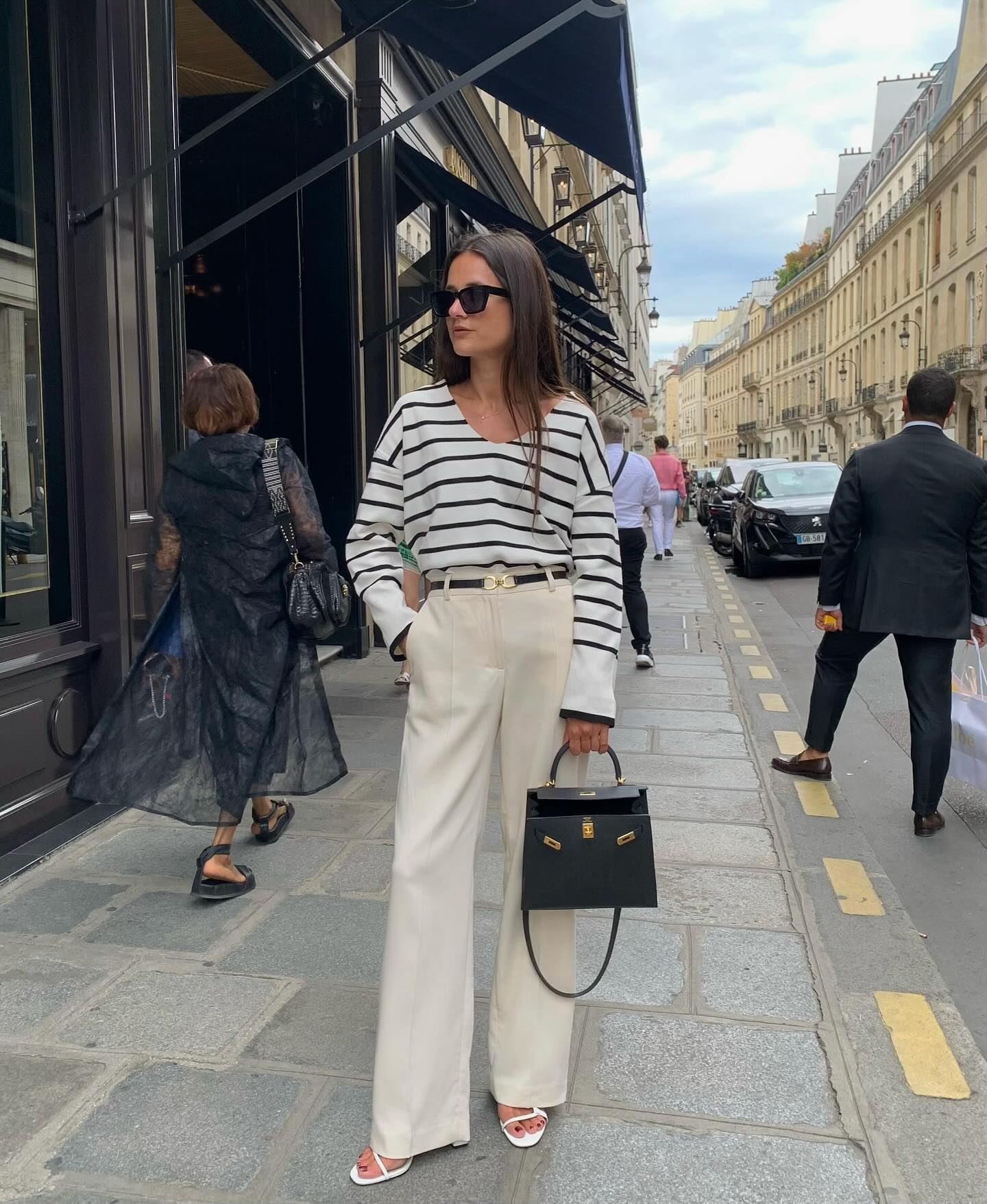 Style của phụ nữ Ph&aacute;p sang trọng mọi l&uacute;c mọi nơi, h&oacute;a ra l&agrave; nhờ 5 mẫu &aacute;o d&agrave;i tay- Ảnh 3.