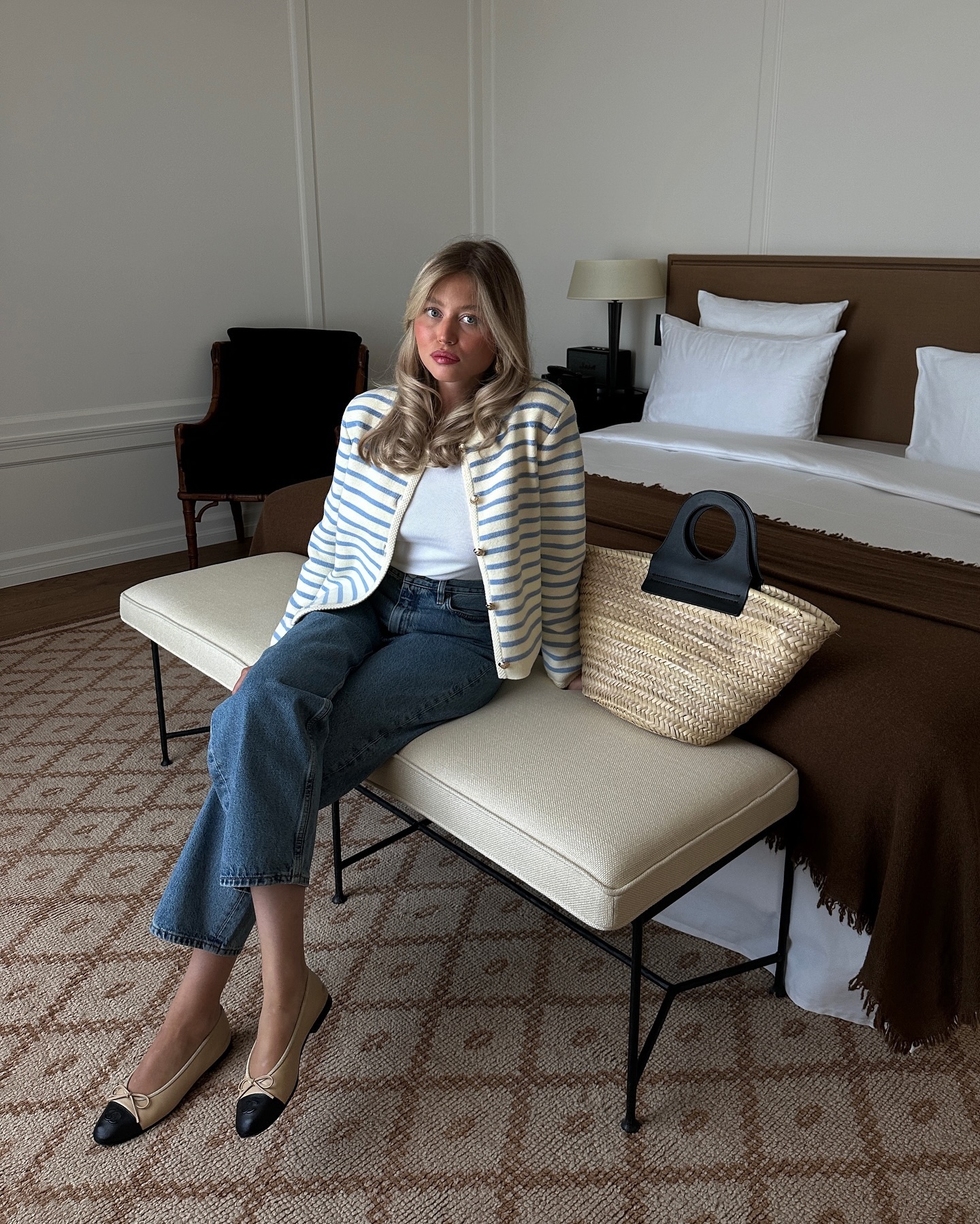 Style của phụ nữ Ph&aacute;p sang trọng mọi l&uacute;c mọi nơi, h&oacute;a ra l&agrave; nhờ 5 mẫu &aacute;o d&agrave;i tay- Ảnh 1.