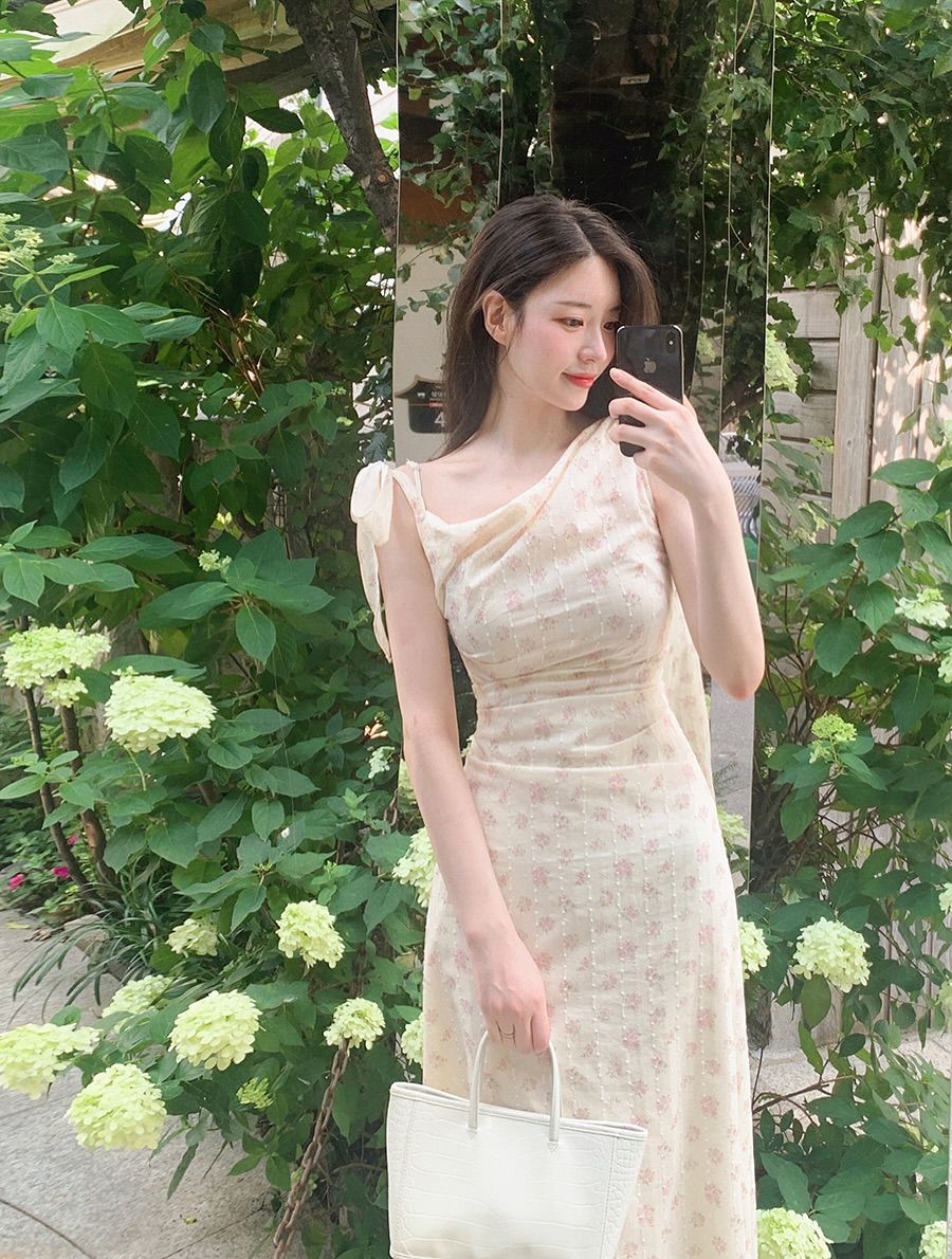 5 mẫu v&aacute;y d&aacute;ng d&agrave;i gi&uacute;p chị em mặc đẹp hơn trong năm 2026- Ảnh 5.