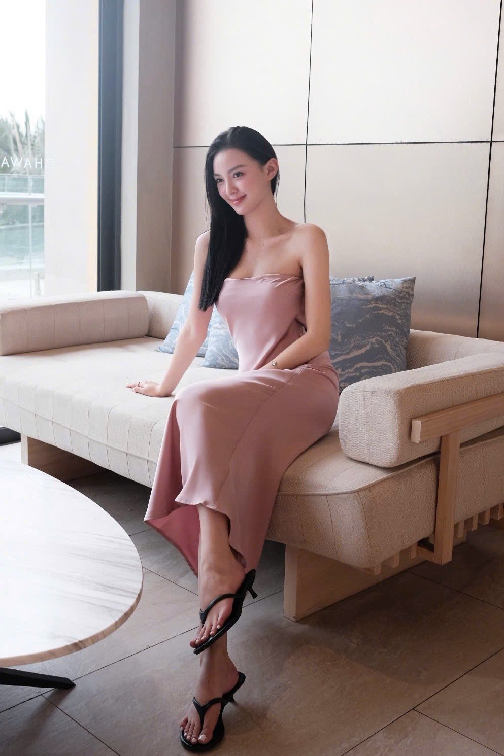 &Aacute; hậu Cẩm Ly trắng ph&aacute;t s&aacute;ng, ch&acirc;n d&agrave;i như 