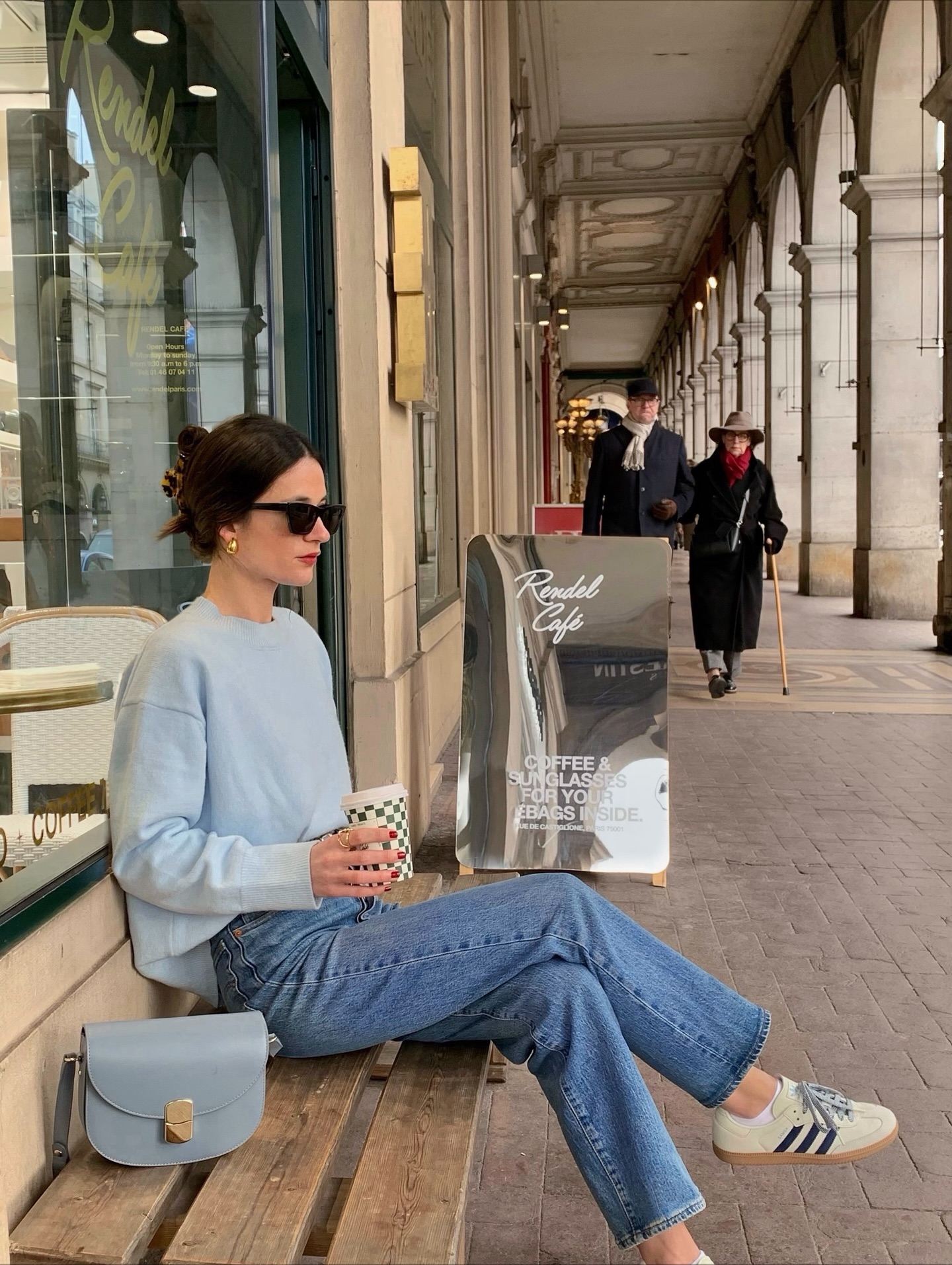 Style của phụ nữ Ph&aacute;p sang trọng mọi l&uacute;c mọi nơi, h&oacute;a ra l&agrave; nhờ 5 mẫu &aacute;o d&agrave;i tay- Ảnh 5.