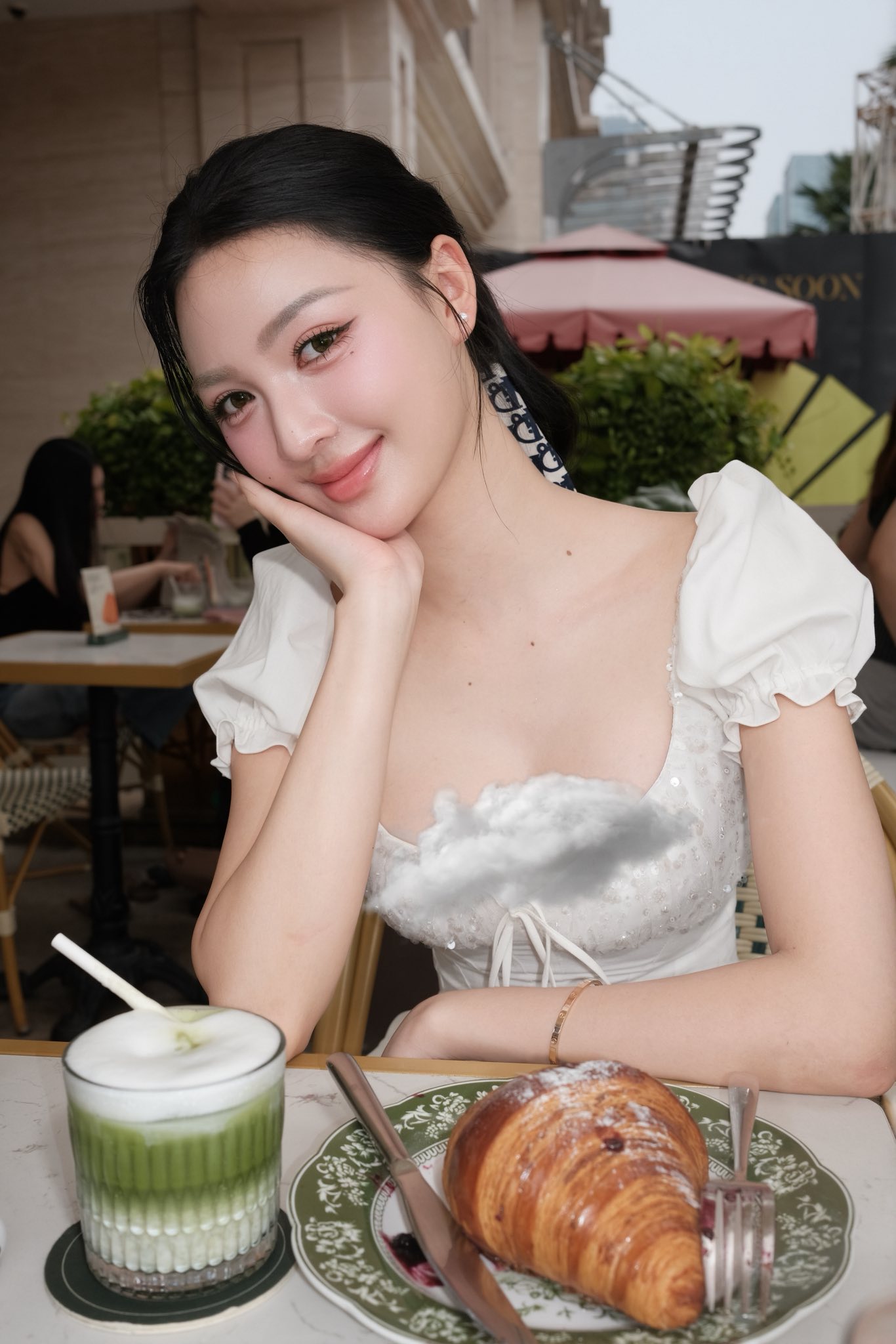 &Aacute; hậu Cẩm Ly trắng ph&aacute;t s&aacute;ng, ch&acirc;n d&agrave;i như 