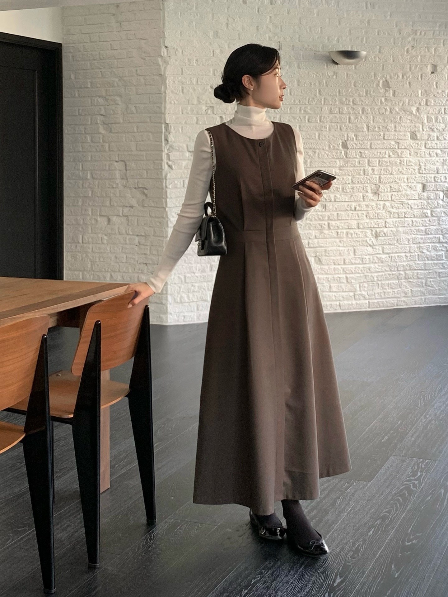 5 mẫu v&aacute;y d&aacute;ng d&agrave;i gi&uacute;p chị em mặc đẹp hơn trong năm 2026- Ảnh 4.