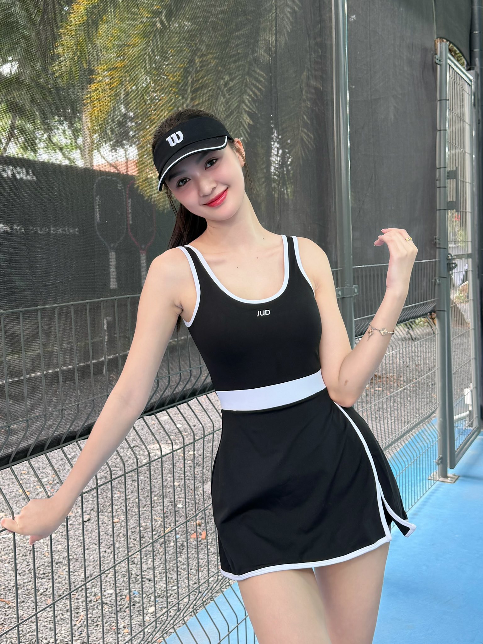 &Aacute; hậu Cẩm Ly trắng ph&aacute;t s&aacute;ng, ch&acirc;n d&agrave;i như 