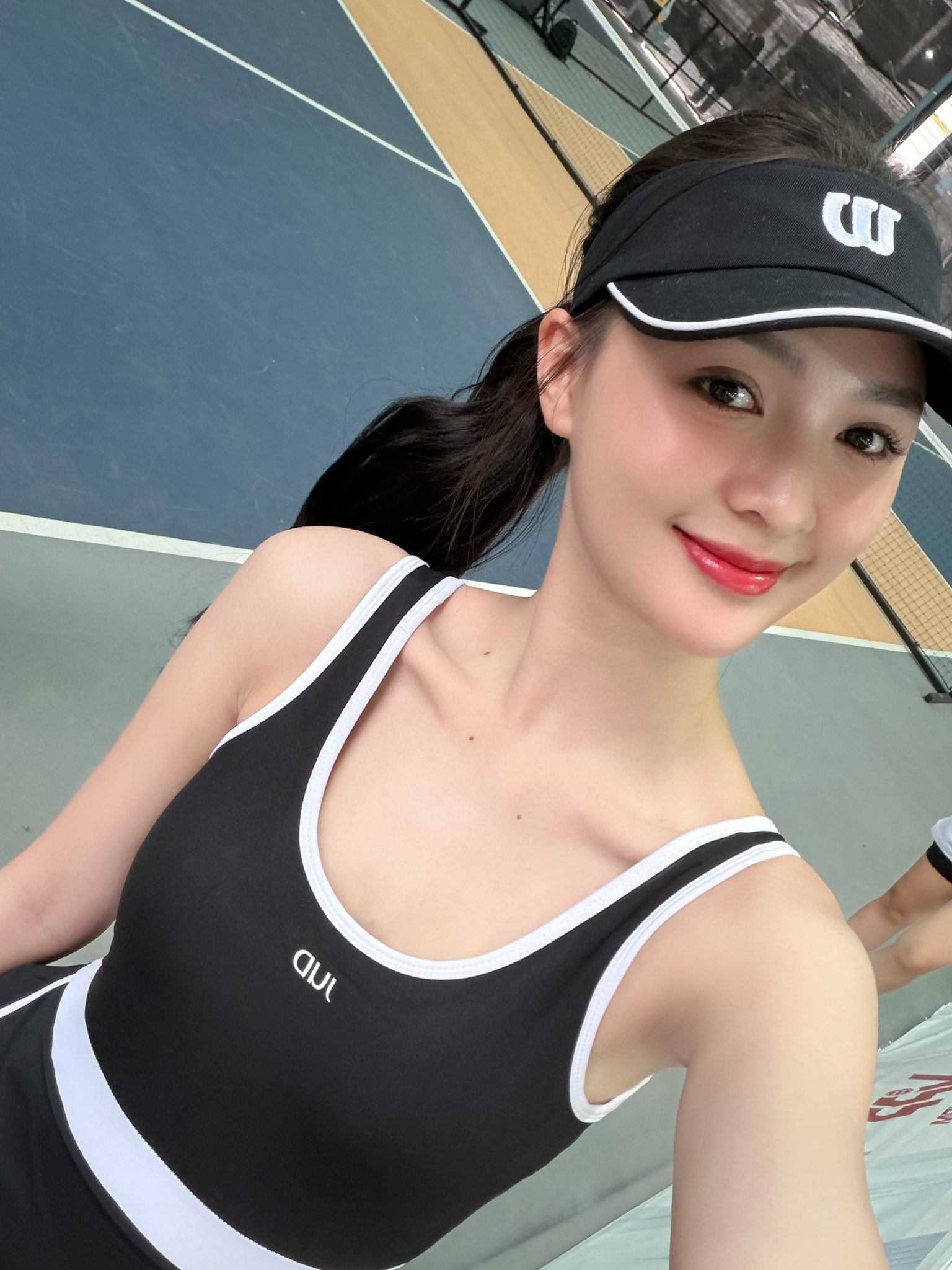 &Aacute; hậu Cẩm Ly trắng ph&aacute;t s&aacute;ng, ch&acirc;n d&agrave;i như 