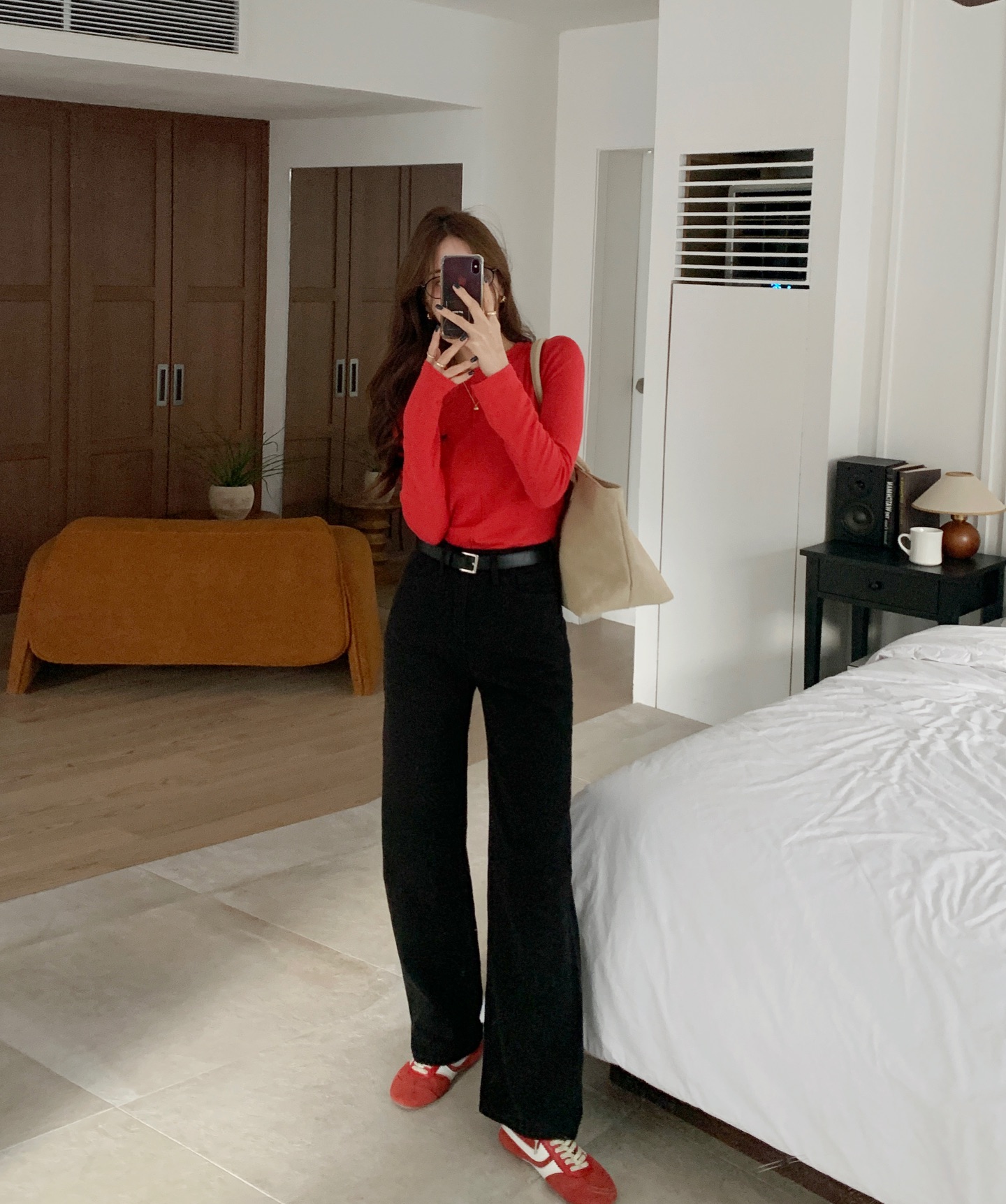 Trời ấm là phải mặc ngay áo thun dài tay với 5 công thức siêu trẻ- Ảnh 3. Trời ấm là phải mặc ngay áo thun dài tay với 5 công thức siêu trẻ- Ảnh 3.