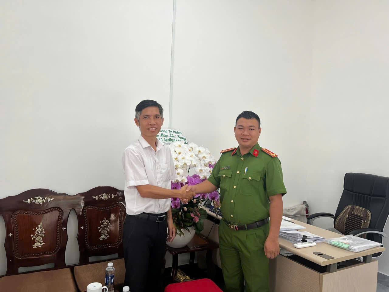 Ph&aacute;t hiện người đ&agrave;n &ocirc;ng định chuyển 199 triệu đồng gấp, nh&acirc;n vi&ecirc;n Agribank tạm dừng giao dịch, lập tức b&aacute;o c&ocirc;ng an- Ảnh 1.