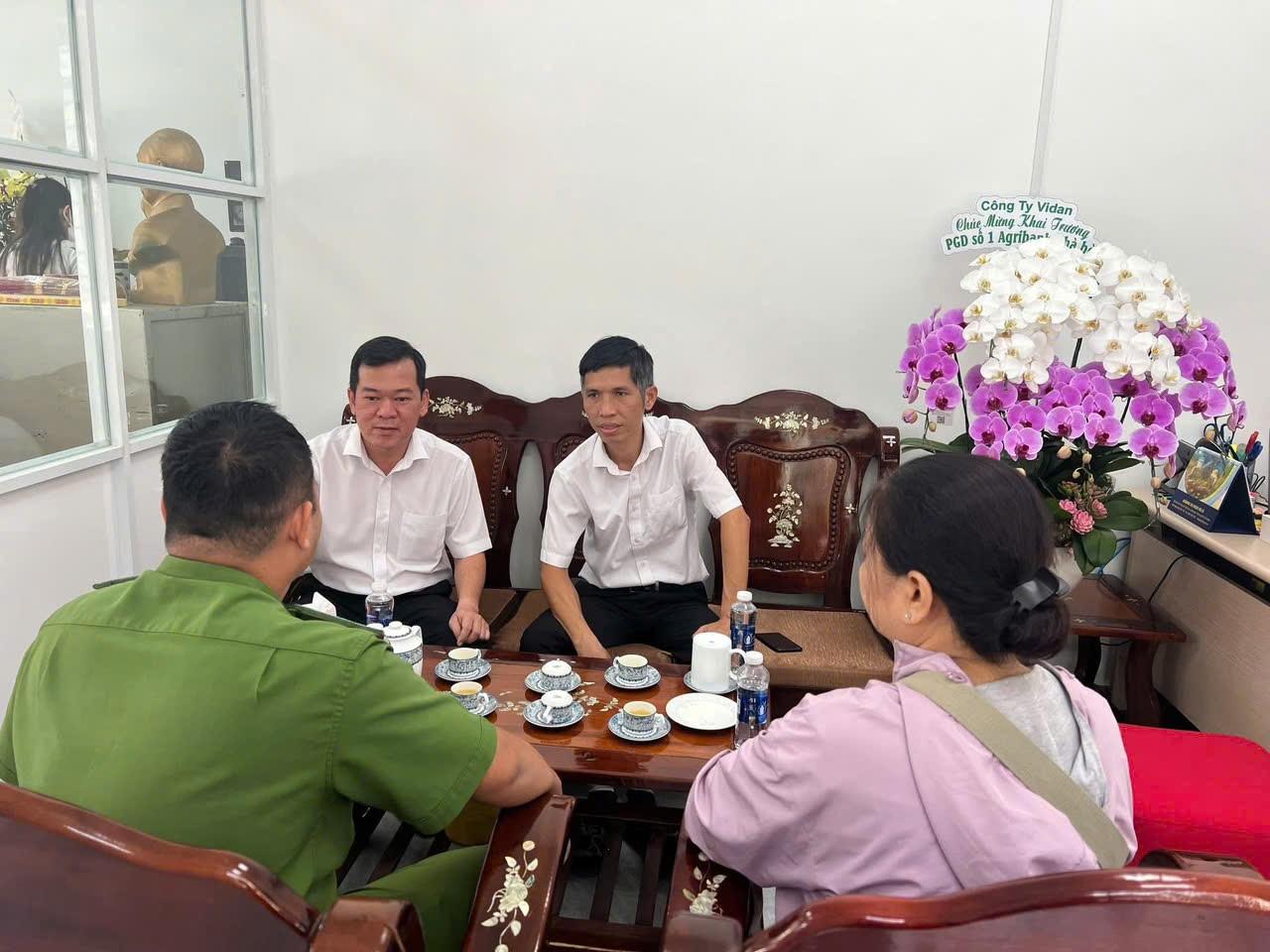 Ph&aacute;t hiện người đ&agrave;n &ocirc;ng định chuyển 199 triệu đồng gấp, nh&acirc;n vi&ecirc;n Agribank tạm dừng giao dịch, lập tức b&aacute;o c&ocirc;ng an- Ảnh 2.