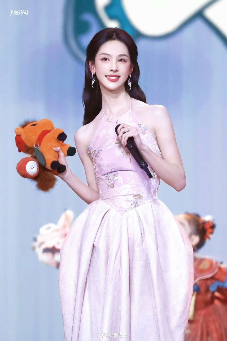 Cả showbiz chỉ c&oacute; 1 mỹ nh&acirc;n &ldquo;th&acirc;n nữ nhi, kh&iacute; chất qu&acirc;n tử&rdquo;: G&acirc;y sốt khi lăng x&ecirc; local brand Việt trước thế giới- Ảnh 3.