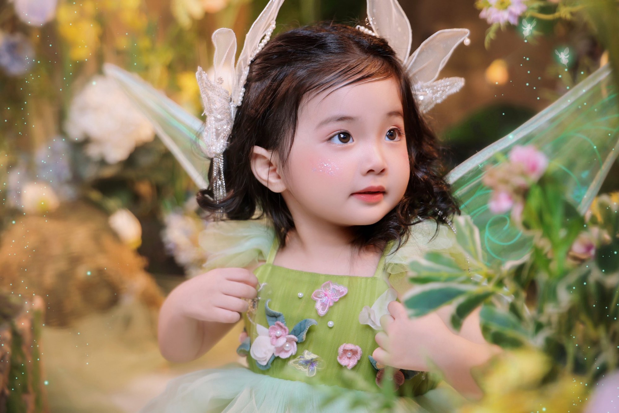 Lisa nh&agrave; Kh&aacute;nh Thi, Phan Hiển xinh y&ecirc;u như thi&ecirc;n thần x&eacute; truyện bước ra g&acirc;y sốt c&otilde;i mạng- Ảnh 2.