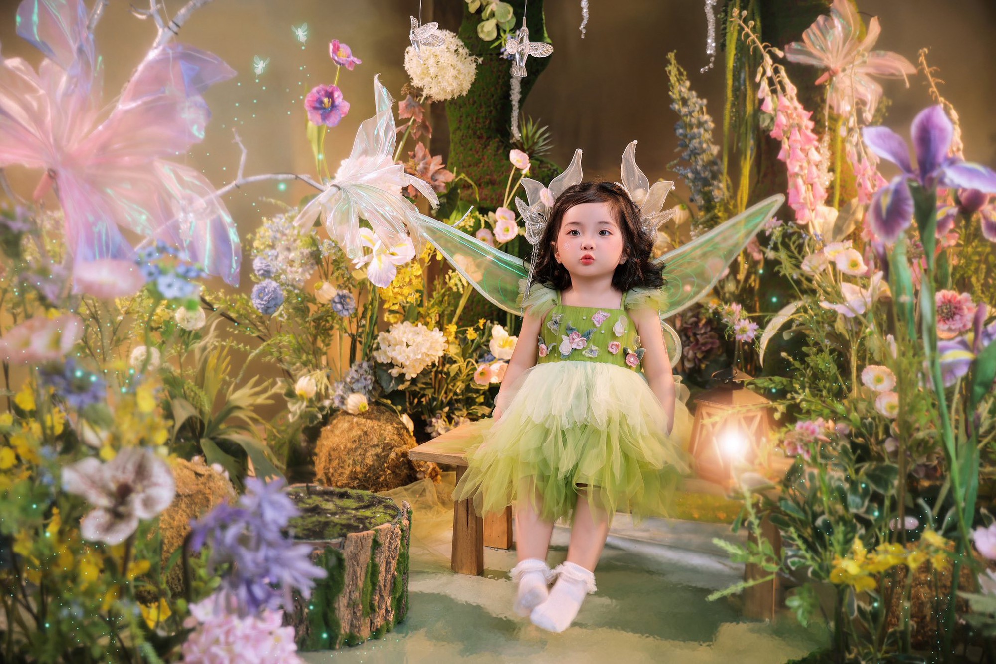 Lisa nh&agrave; Kh&aacute;nh Thi, Phan Hiển xinh y&ecirc;u như thi&ecirc;n thần x&eacute; truyện bước ra g&acirc;y sốt c&otilde;i mạng- Ảnh 5.