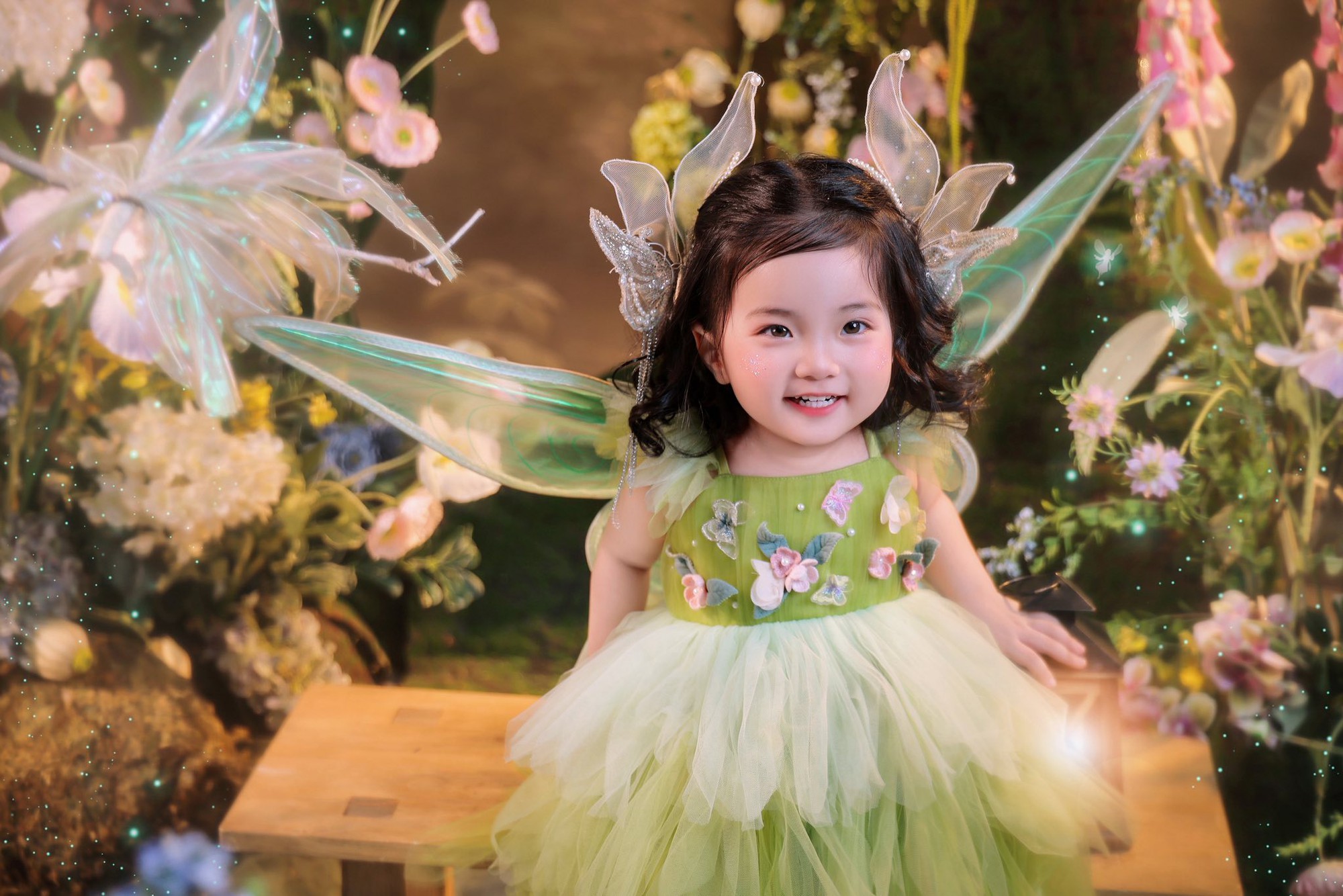 Lisa nh&agrave; Kh&aacute;nh Thi, Phan Hiển xinh y&ecirc;u như thi&ecirc;n thần x&eacute; truyện bước ra g&acirc;y sốt c&otilde;i mạng- Ảnh 3.