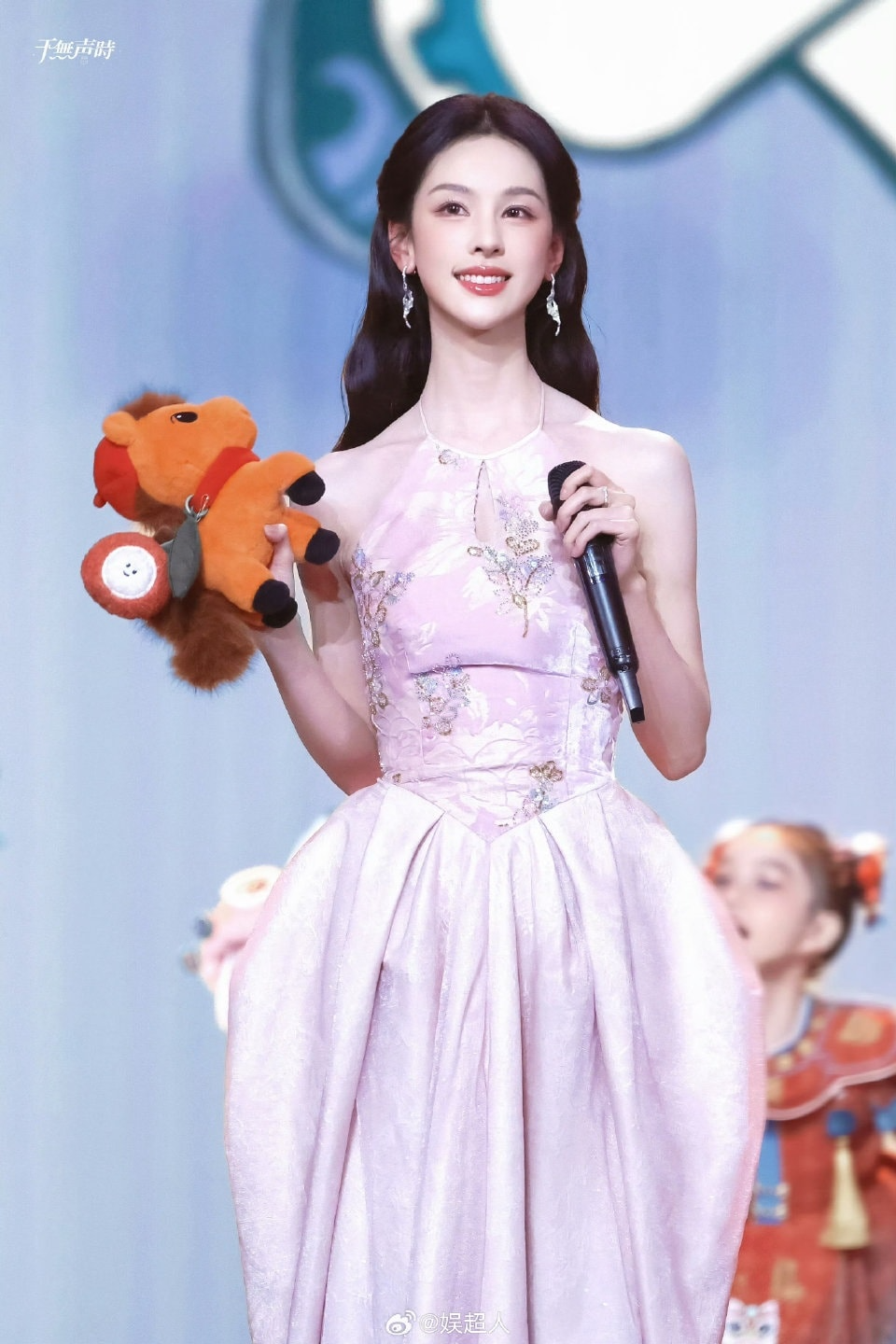 Cả showbiz chỉ c&oacute; 1 mỹ nh&acirc;n &ldquo;th&acirc;n nữ nhi, kh&iacute; chất qu&acirc;n tử&rdquo;: G&acirc;y sốt khi lăng x&ecirc; local brand Việt trước thế giới- Ảnh 5.