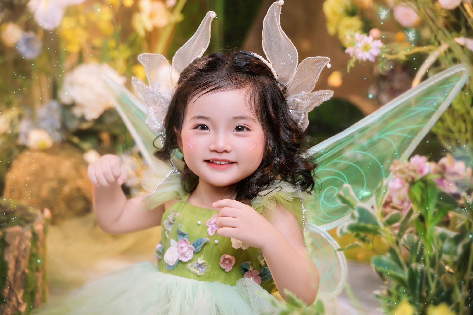 Lisa nh&agrave; Kh&aacute;nh Thi, Phan Hiển xinh y&ecirc;u như thi&ecirc;n thần x&eacute; truyện bước ra g&acirc;y sốt c&otilde;i mạng- Ảnh 1.