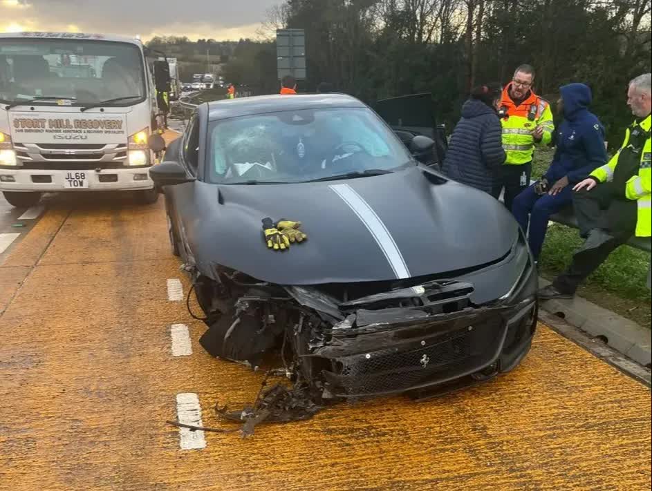 Cầu thủ nổi tiếng gặp tai nạn xe hơi, chiếc Ferrari bị vỡ nát gây choáng- Ảnh 2. Cầu thủ nổi tiếng gặp tai nạn xe hơi, chiếc Ferrari bị vỡ nát gây choáng- Ảnh 2.