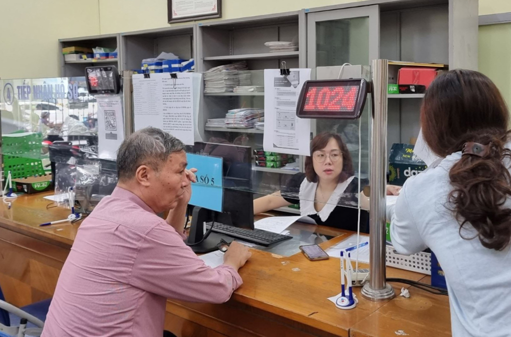 Lương, tiền công từ 5 triệu đồng phải chuyển khoản- Ảnh 1.