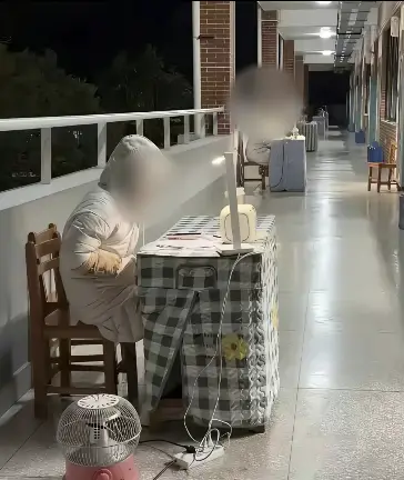 Bức ảnh chụp dãy hành lang với cô gái mặc áo trắng khiến nhiều người giật mình- Ảnh 1. Bức ảnh chụp dãy hành lang với cô gái mặc áo trắng khiến nhiều người giật mình- Ảnh 1.