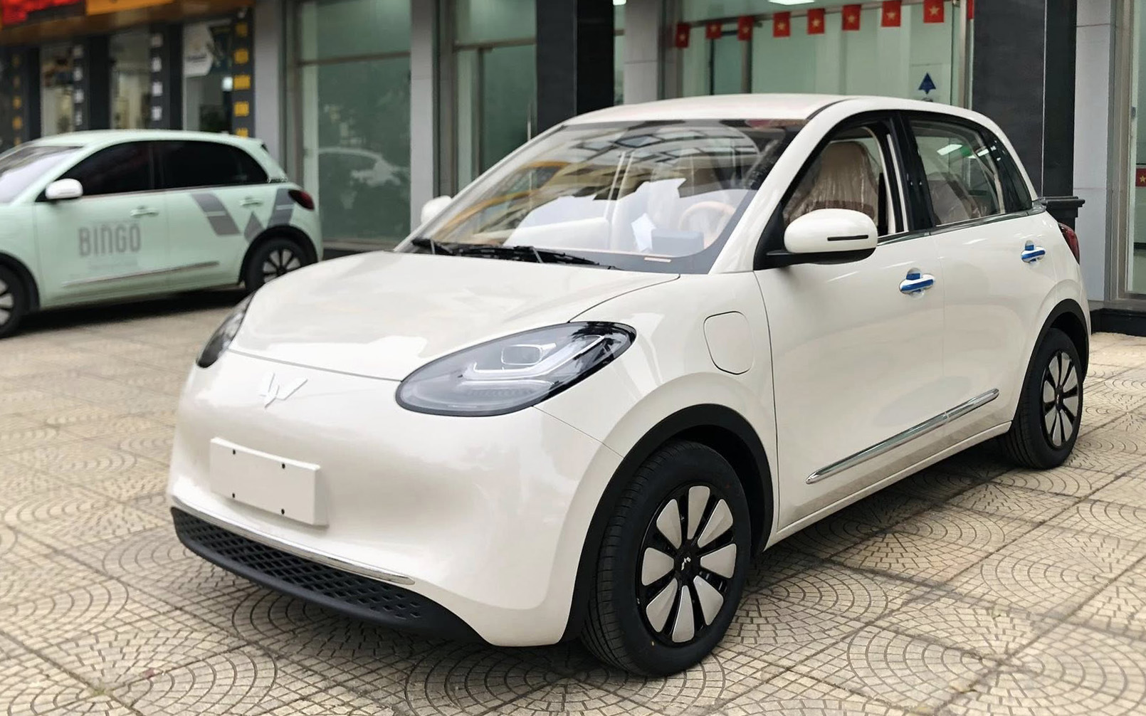 Ảnh thực tế Wuling Bingo 2026 tại Việt Nam: Gi&aacute; dự kiến từ 399 triệu đồng, cần số như Mercedes, camera 360, đổi cổng sạc từng g&acirc;y tranh c&atilde;i- Ảnh 2.