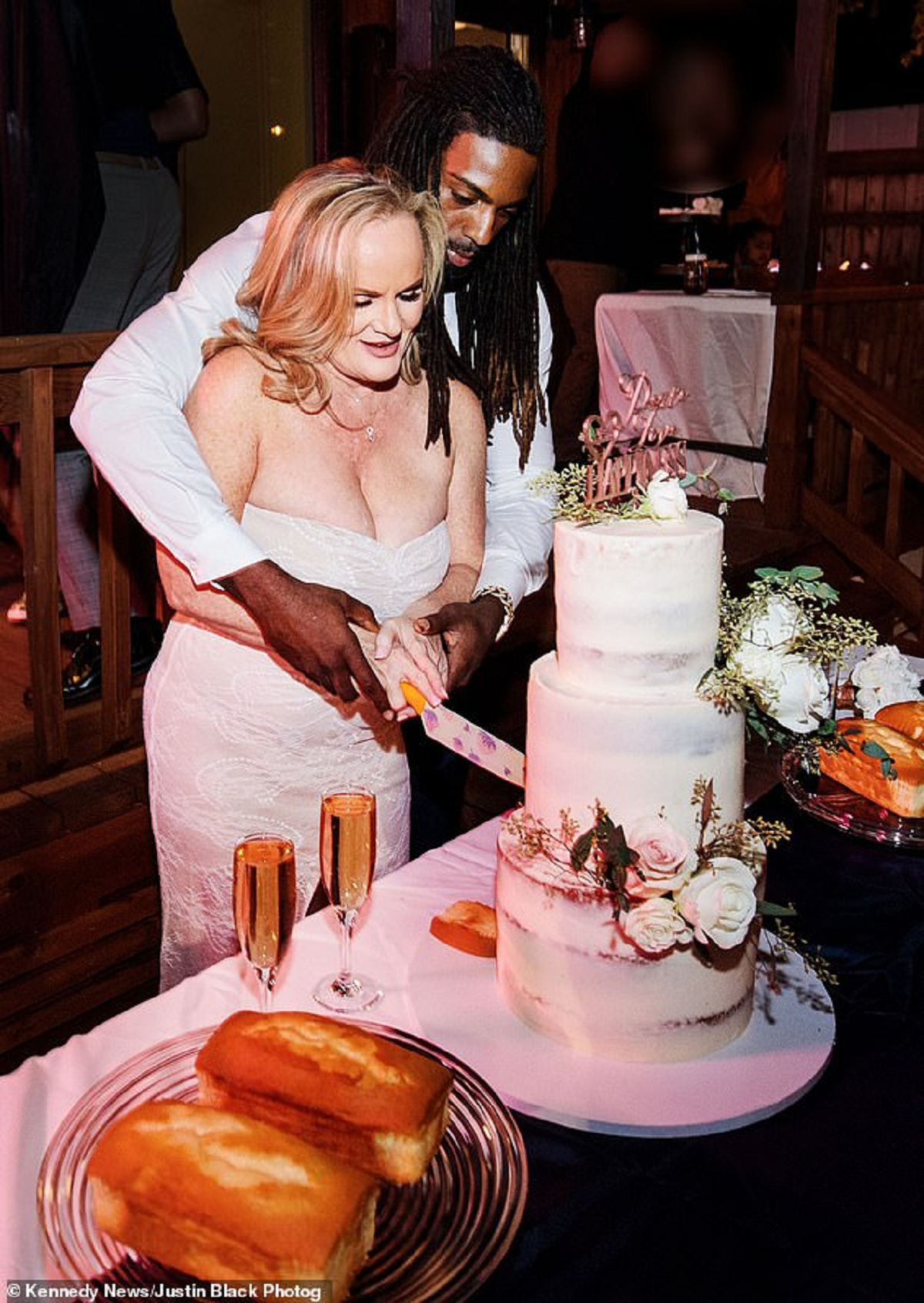 B&agrave; c&ocirc; 54 tuổi lấy trai trẻ k&eacute;m 21 tuổi, sau đ&aacute;m cưới c&aacute;i kết thật ngỡ ng&agrave;ng- Ảnh 3.