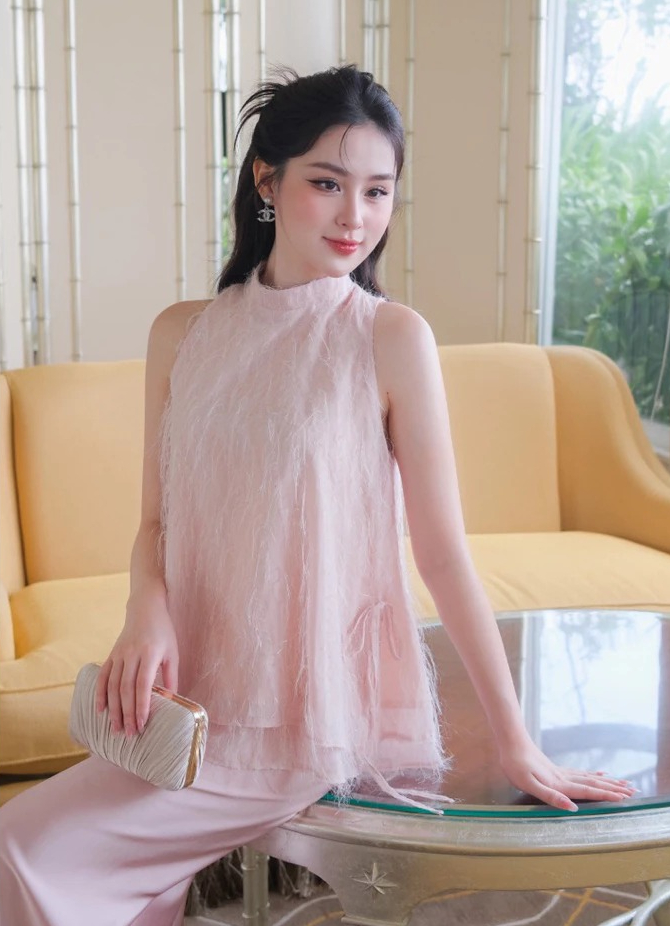 Cả showbiz chỉ c&oacute; 1 mỹ nh&acirc;n &ldquo;th&acirc;n nữ nhi, kh&iacute; chất qu&acirc;n tử&rdquo;: G&acirc;y sốt khi lăng x&ecirc; local brand Việt trước thế giới- Ảnh 7.