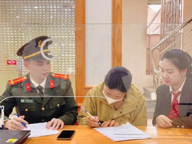 Người phụ nữ SN 1960 tới NH Agribank l&agrave;m thủ tục vay 200 triệu đồng, lực lượng c&ocirc;ng an lập tức ngăn chặn- Ảnh 1.