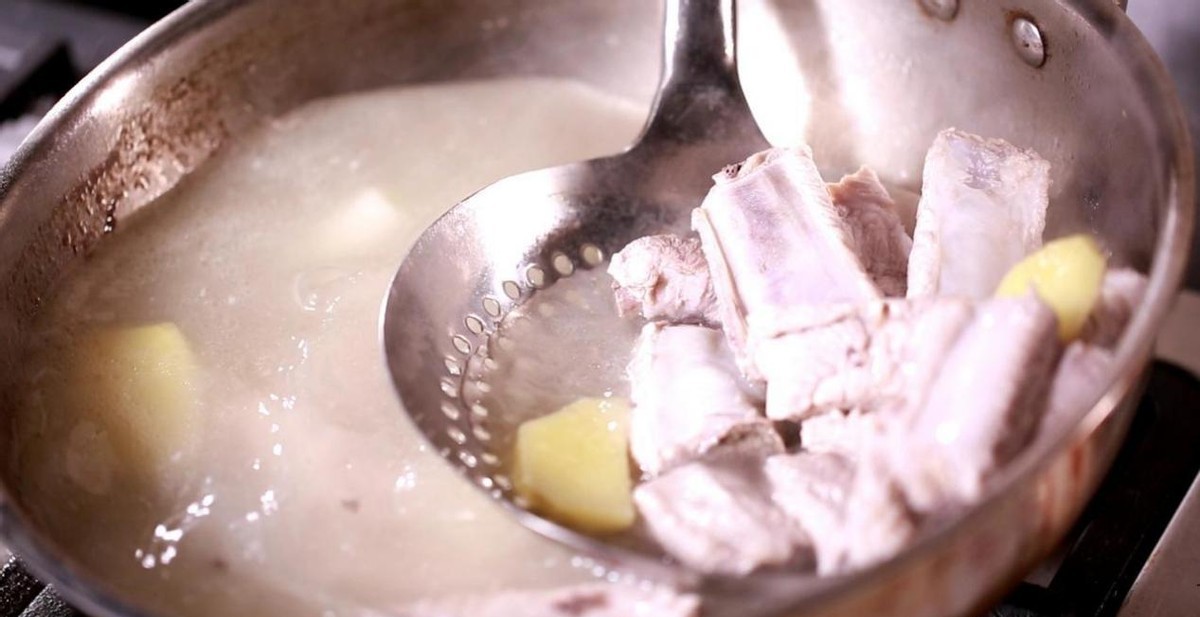 Muốn có món sườn ngon cho Tết này: Đầu bếp giàu kinh nghiệm chỉ cho bạn thao tác quan trọng nhất cần làm trước khi nấu- Ảnh 5.