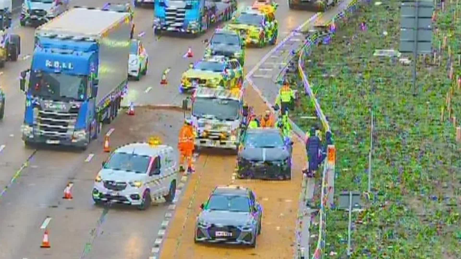 Cầu thủ nổi tiếng gặp tai nạn xe hơi, chiếc Ferrari bị vỡ nát gây choáng- Ảnh 4. Cầu thủ nổi tiếng gặp tai nạn xe hơi, chiếc Ferrari bị vỡ nát gây choáng- Ảnh 4.