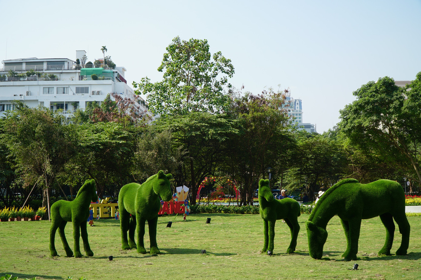 'Đất v&agrave;ng' bỏ hoang giữa trung t&acirc;m TPHCM th&agrave;nh c&ocirc;ng vi&ecirc;n đ&ocirc;ng vui dịp Tết- Ảnh 4.