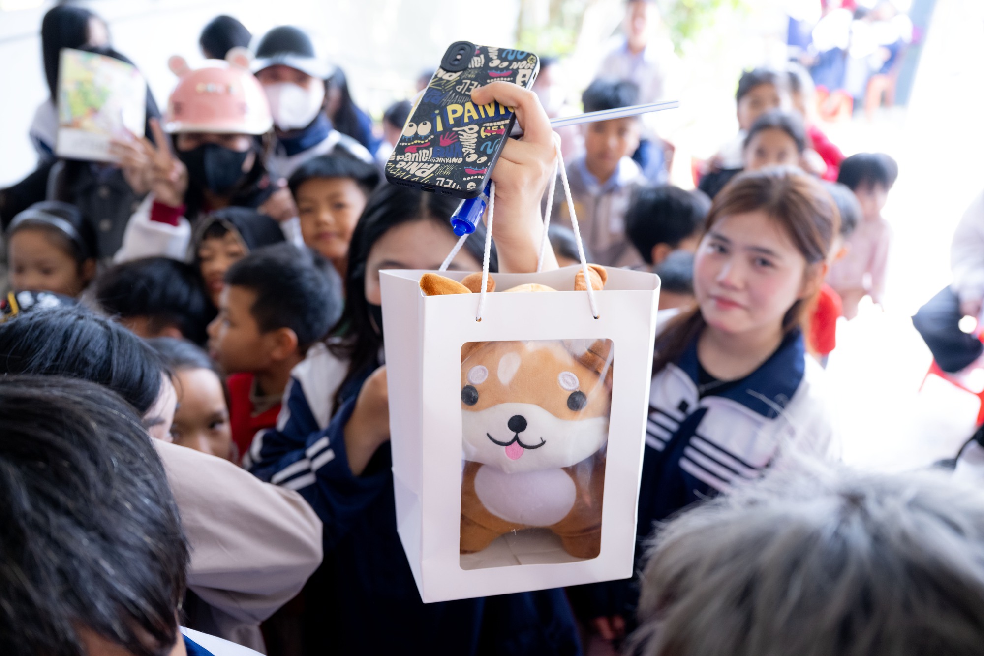 Ngay l&uacute;c n&agrave;y tại nh&agrave; Đ&igrave;nh Bắc: Người h&acirc;m mộ vượt 30km đội nắng chờ đợi h&agrave;ng giờ, quyết kh&ocirc;ng về khi chưa gặp thần tượng- Ảnh 11.