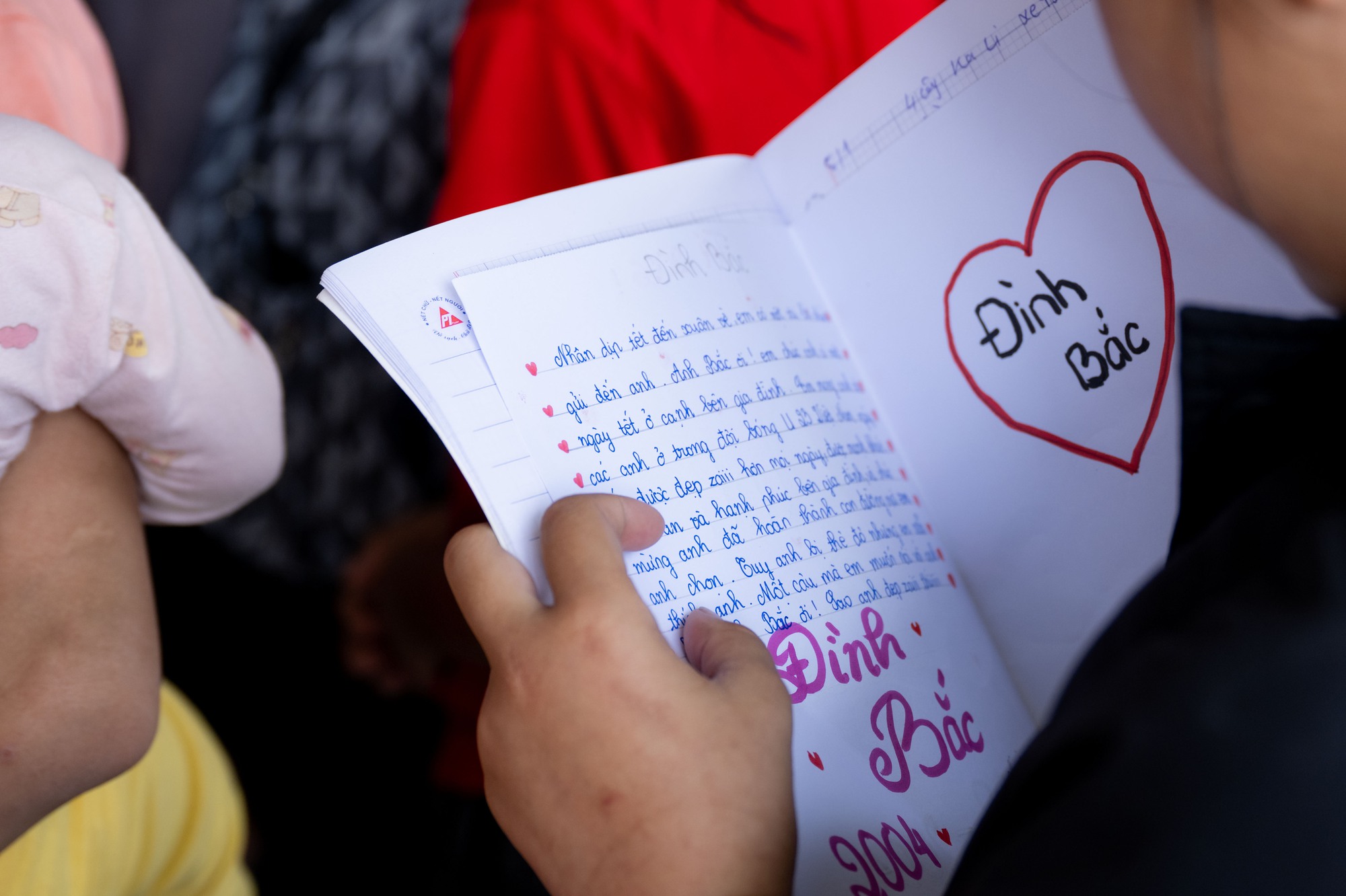 Ngay l&uacute;c n&agrave;y tại nh&agrave; Đ&igrave;nh Bắc: Người h&acirc;m mộ vượt 30km đội nắng chờ đợi h&agrave;ng giờ, quyết kh&ocirc;ng về khi chưa gặp thần tượng- Ảnh 14.