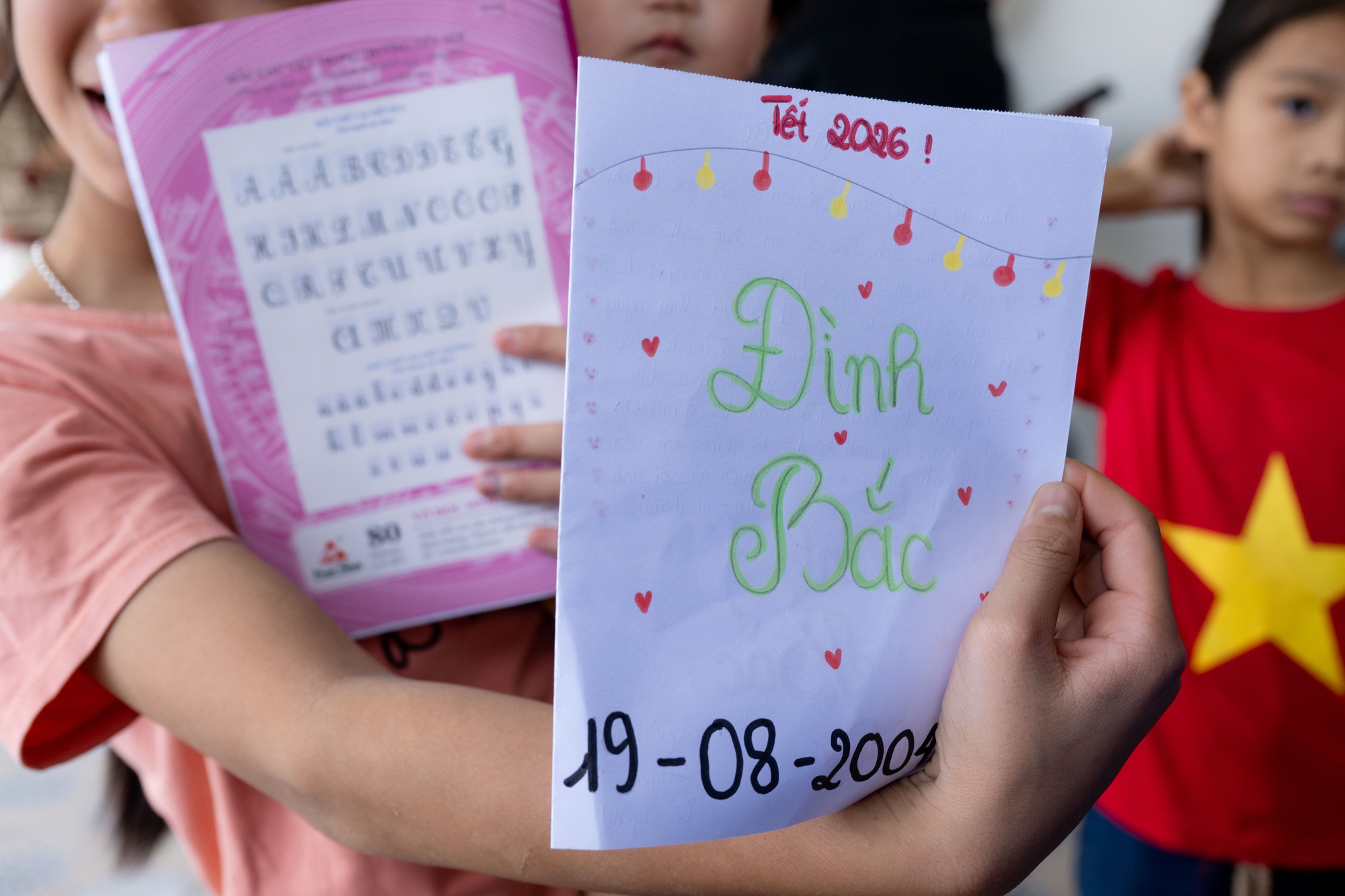 Ngay l&uacute;c n&agrave;y tại nh&agrave; Đ&igrave;nh Bắc: Người h&acirc;m mộ vượt 30km đội nắng chờ đợi h&agrave;ng giờ, quyết kh&ocirc;ng về khi chưa gặp thần tượng- Ảnh 13.