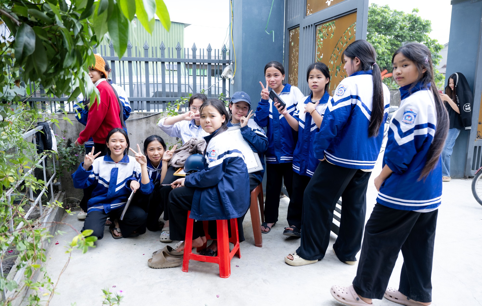 Ngay l&uacute;c n&agrave;y tại nh&agrave; Đ&igrave;nh Bắc: Người h&acirc;m mộ vượt 30km đội nắng chờ đợi h&agrave;ng giờ, quyết kh&ocirc;ng về khi chưa gặp thần tượng- Ảnh 9.