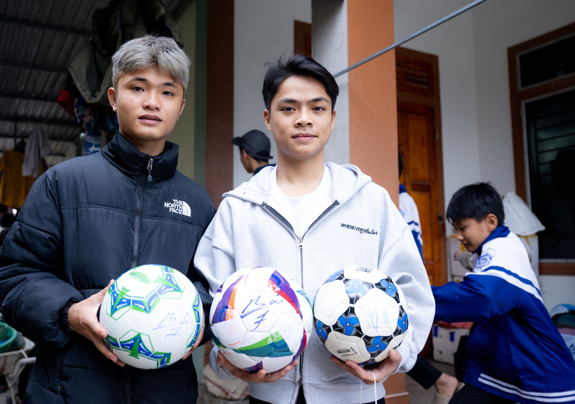 Ngay l&uacute;c n&agrave;y tại nh&agrave; Đ&igrave;nh Bắc: Người h&acirc;m mộ vượt 30km đội nắng chờ đợi h&agrave;ng giờ, quyết kh&ocirc;ng về khi chưa gặp thần tượng- Ảnh 2.