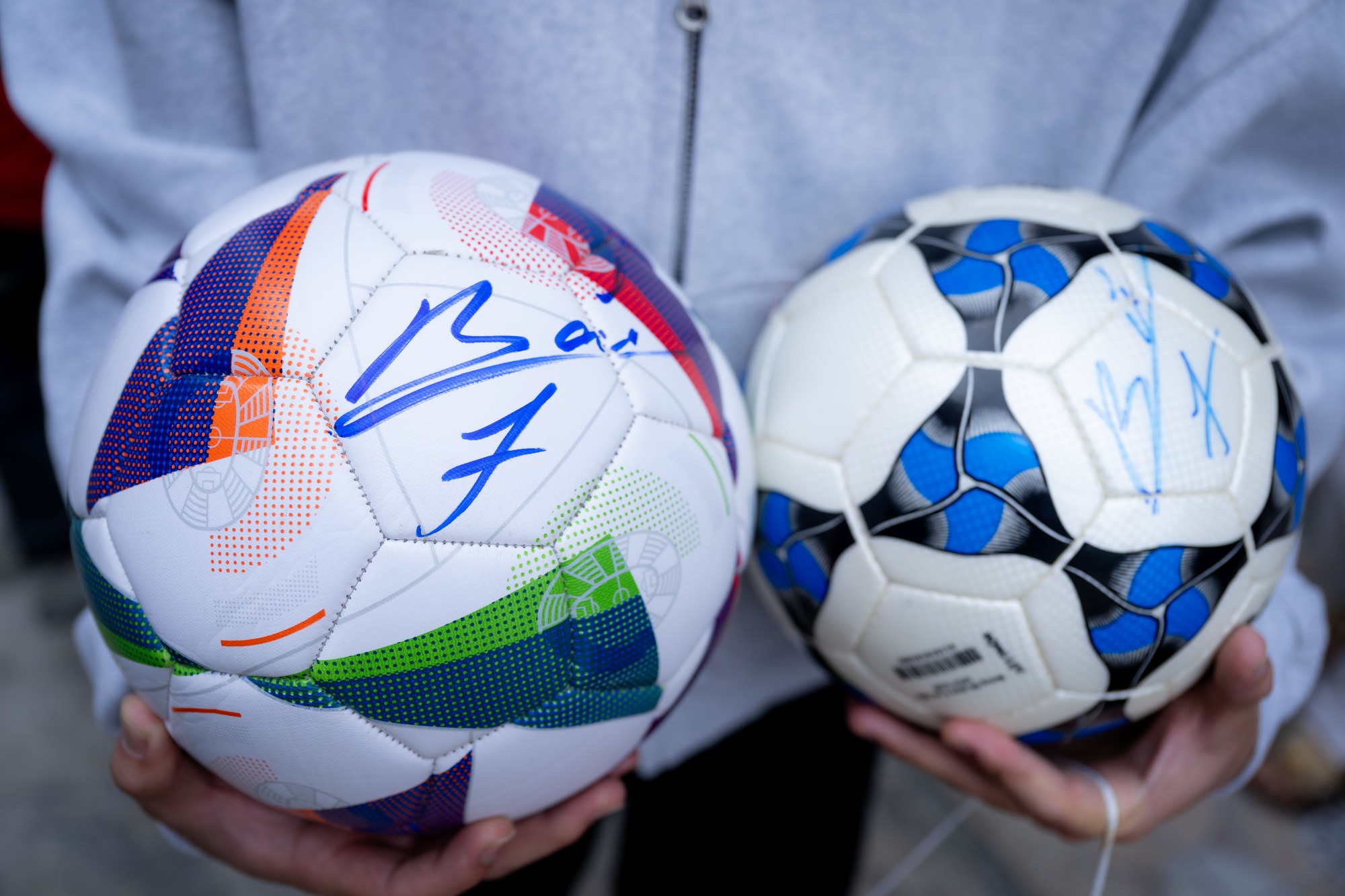 Ngay l&uacute;c n&agrave;y tại nh&agrave; Đ&igrave;nh Bắc: Người h&acirc;m mộ vượt 30km đội nắng chờ đợi h&agrave;ng giờ, quyết kh&ocirc;ng về khi chưa gặp thần tượng- Ảnh 3.