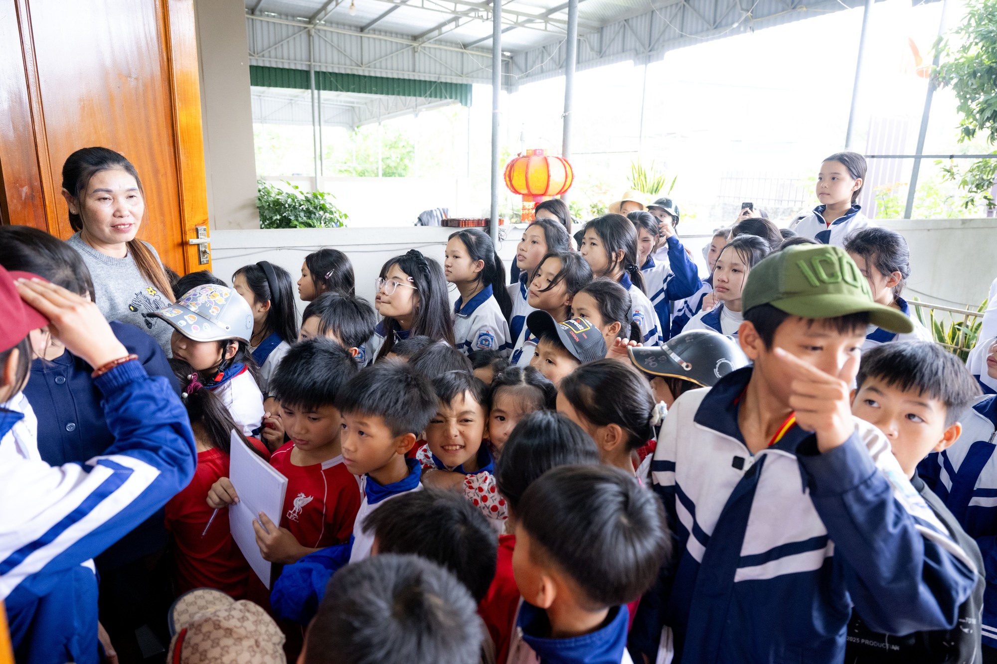 Ngay l&uacute;c n&agrave;y tại nh&agrave; Đ&igrave;nh Bắc: Người h&acirc;m mộ vượt 30km đội nắng chờ đợi h&agrave;ng giờ, quyết kh&ocirc;ng về khi chưa gặp thần tượng- Ảnh 1.