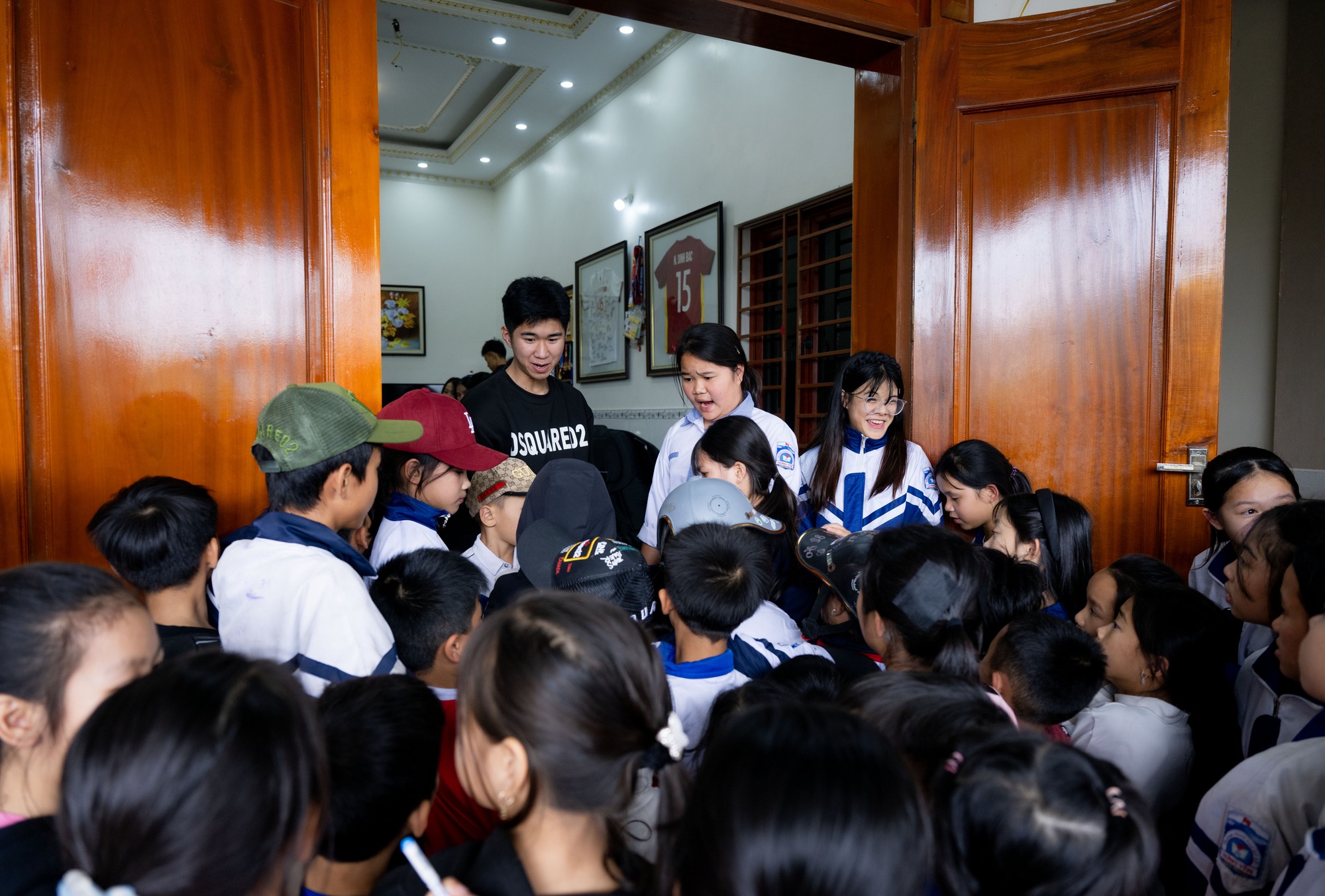 Ngay l&uacute;c n&agrave;y tại nh&agrave; Đ&igrave;nh Bắc: Người h&acirc;m mộ vượt 30km đội nắng chờ đợi h&agrave;ng giờ, quyết kh&ocirc;ng về khi chưa gặp thần tượng- Ảnh 4.