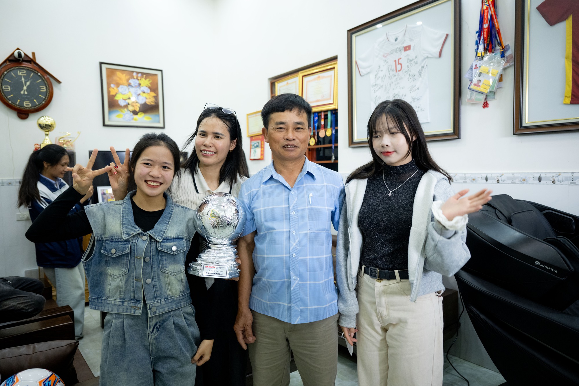 Ngay l&uacute;c n&agrave;y tại nh&agrave; Đ&igrave;nh Bắc: Người h&acirc;m mộ vượt 30km đội nắng chờ đợi h&agrave;ng giờ, quyết kh&ocirc;ng về khi chưa gặp thần tượng- Ảnh 7.