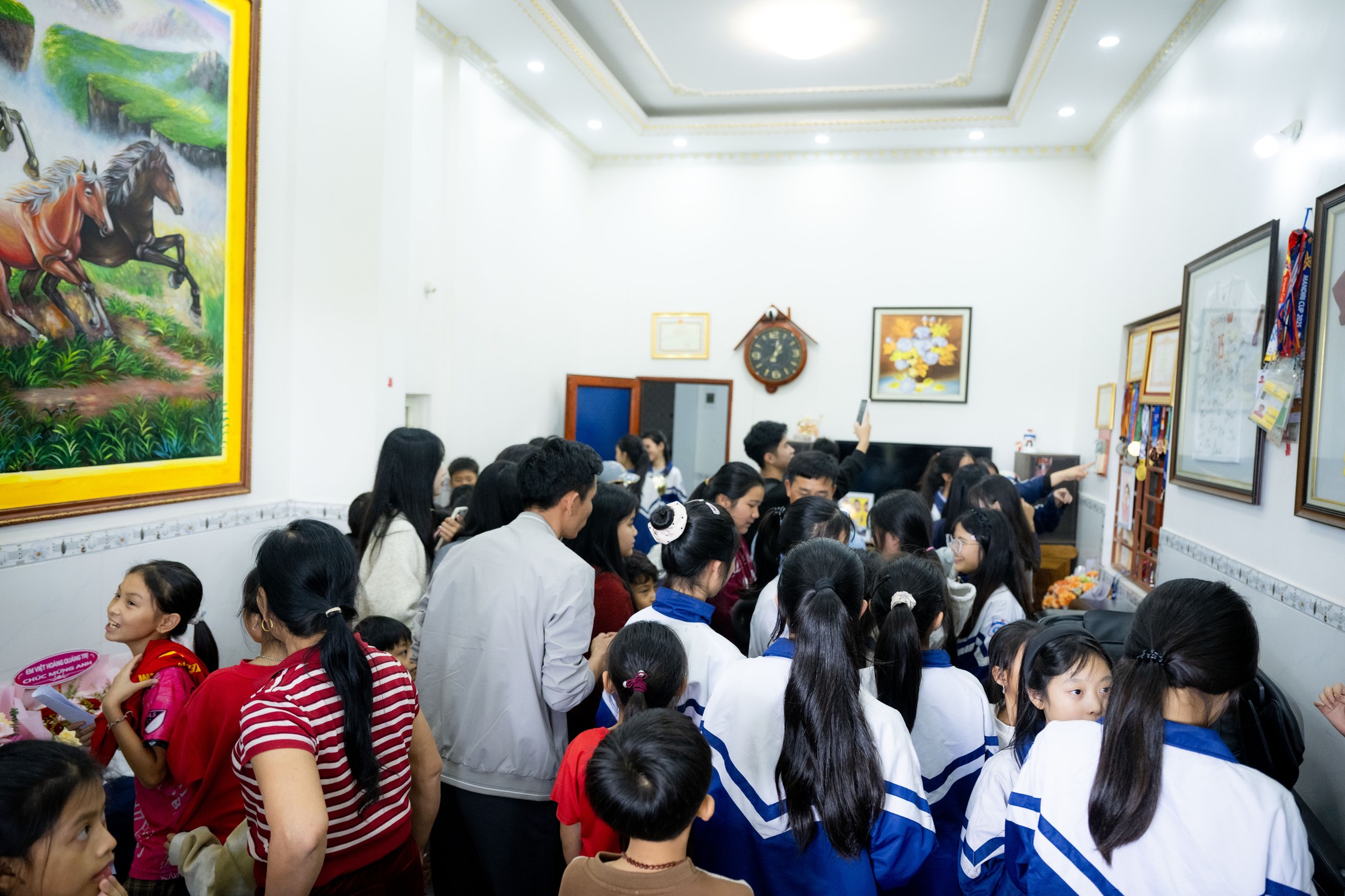 Ngay l&uacute;c n&agrave;y tại nh&agrave; Đ&igrave;nh Bắc: Người h&acirc;m mộ vượt 30km đội nắng chờ đợi h&agrave;ng giờ, quyết kh&ocirc;ng về khi chưa gặp thần tượng- Ảnh 5.