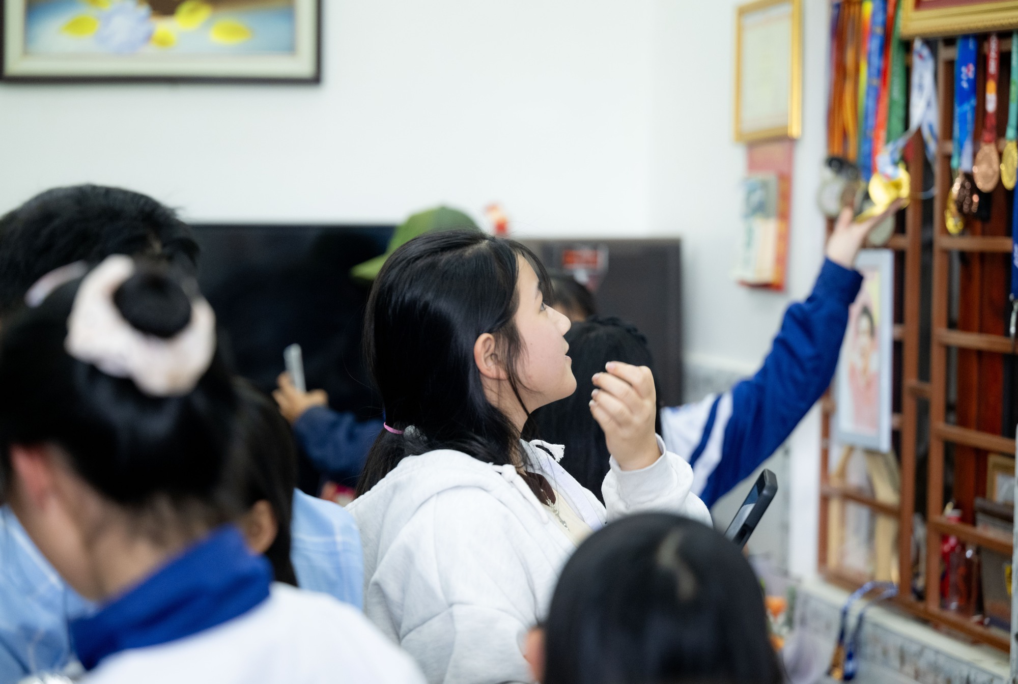 Ngay l&uacute;c n&agrave;y tại nh&agrave; Đ&igrave;nh Bắc: Người h&acirc;m mộ vượt 30km đội nắng chờ đợi h&agrave;ng giờ, quyết kh&ocirc;ng về khi chưa gặp thần tượng- Ảnh 6.