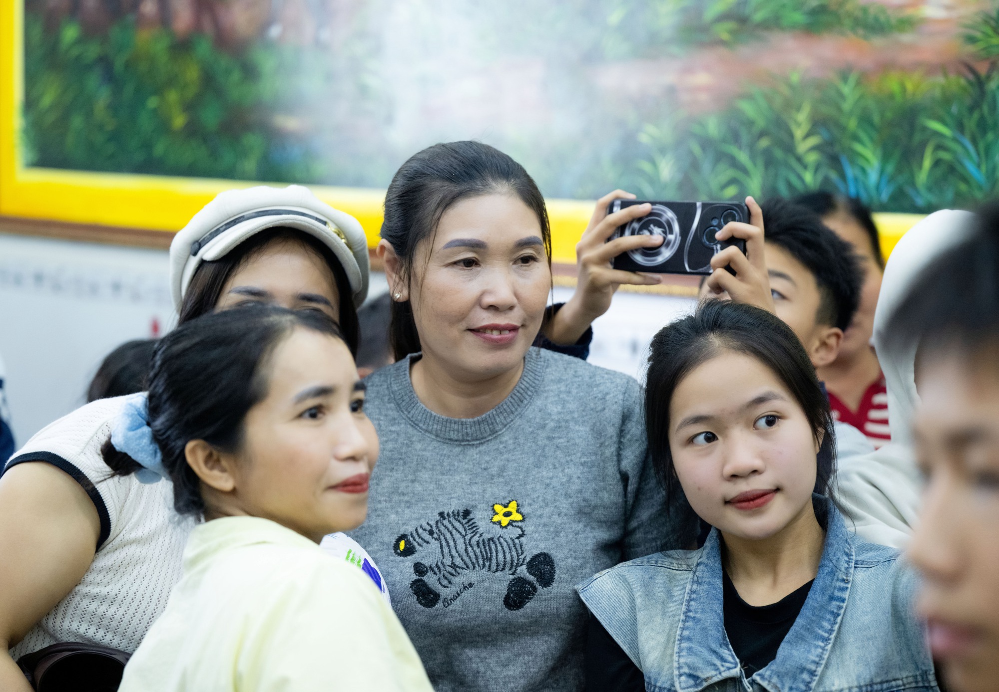 Ngay l&uacute;c n&agrave;y tại nh&agrave; Đ&igrave;nh Bắc: Người h&acirc;m mộ vượt 30km đội nắng chờ đợi h&agrave;ng giờ, quyết kh&ocirc;ng về khi chưa gặp thần tượng- Ảnh 8.