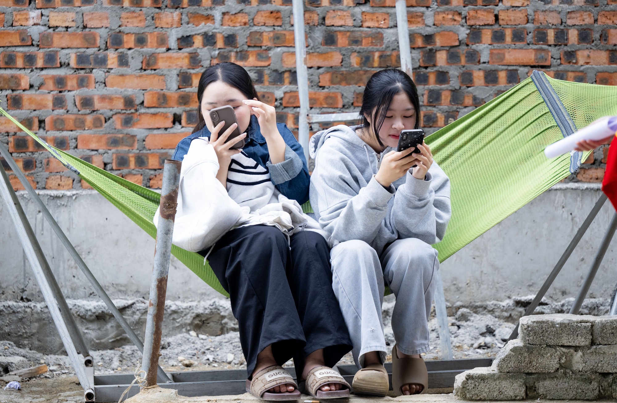 Ngay l&uacute;c n&agrave;y tại nh&agrave; Đ&igrave;nh Bắc: Người h&acirc;m mộ vượt 30km đội nắng chờ đợi h&agrave;ng giờ, quyết kh&ocirc;ng về khi chưa gặp thần tượng- Ảnh 12.