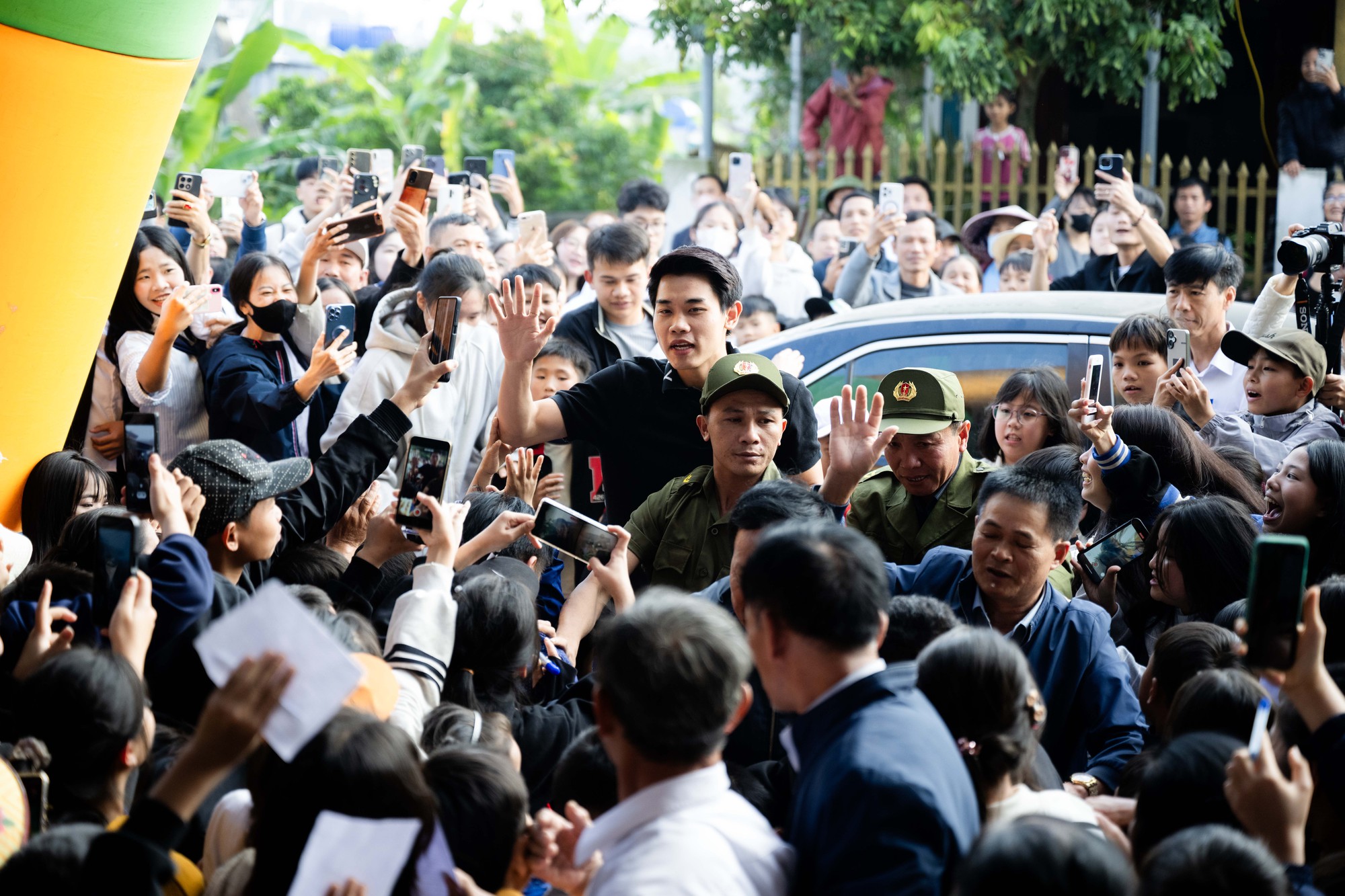 Ngay l&uacute;c n&agrave;y: 180 m&acirc;m l&agrave; chưa đủ, tiệc mừng Đ&igrave;nh Bắc đ&ocirc;ng k&iacute;n người từ đầu l&agrave;ng tới cuối x&oacute;m- Ảnh 3.