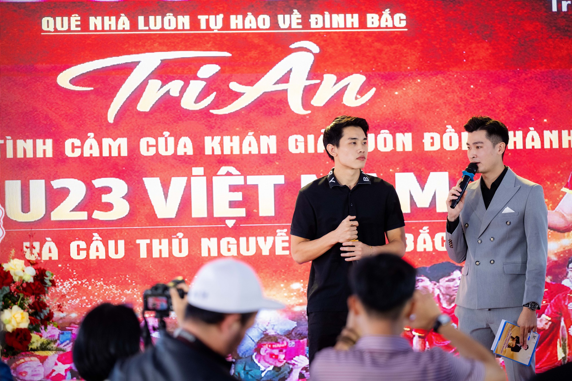 Ngay l&uacute;c n&agrave;y: 180 m&acirc;m l&agrave; chưa đủ, tiệc mừng Đ&igrave;nh Bắc đ&ocirc;ng k&iacute;n người từ đầu l&agrave;ng tới cuối x&oacute;m- Ảnh 4.