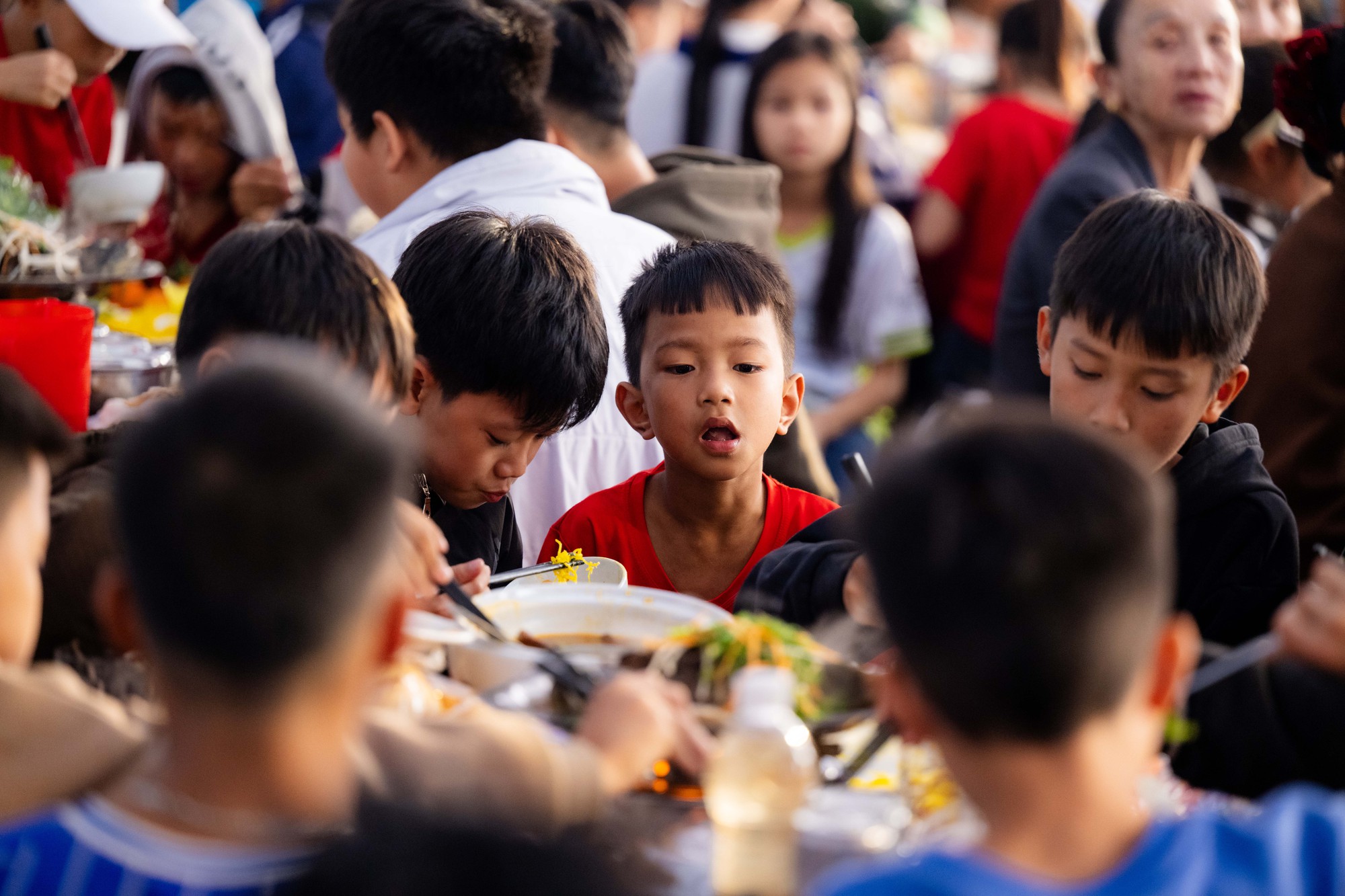 Ngay l&uacute;c n&agrave;y: 180 m&acirc;m l&agrave; chưa đủ, tiệc mừng Đ&igrave;nh Bắc đ&ocirc;ng k&iacute;n người từ đầu l&agrave;ng tới cuối x&oacute;m- Ảnh 8.