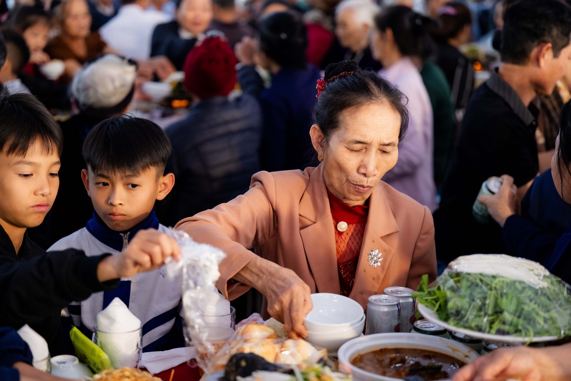 Ngay l&uacute;c n&agrave;y: 180 m&acirc;m l&agrave; chưa đủ, tiệc mừng Đ&igrave;nh Bắc đ&ocirc;ng k&iacute;n người từ đầu l&agrave;ng tới cuối x&oacute;m- Ảnh 7.
