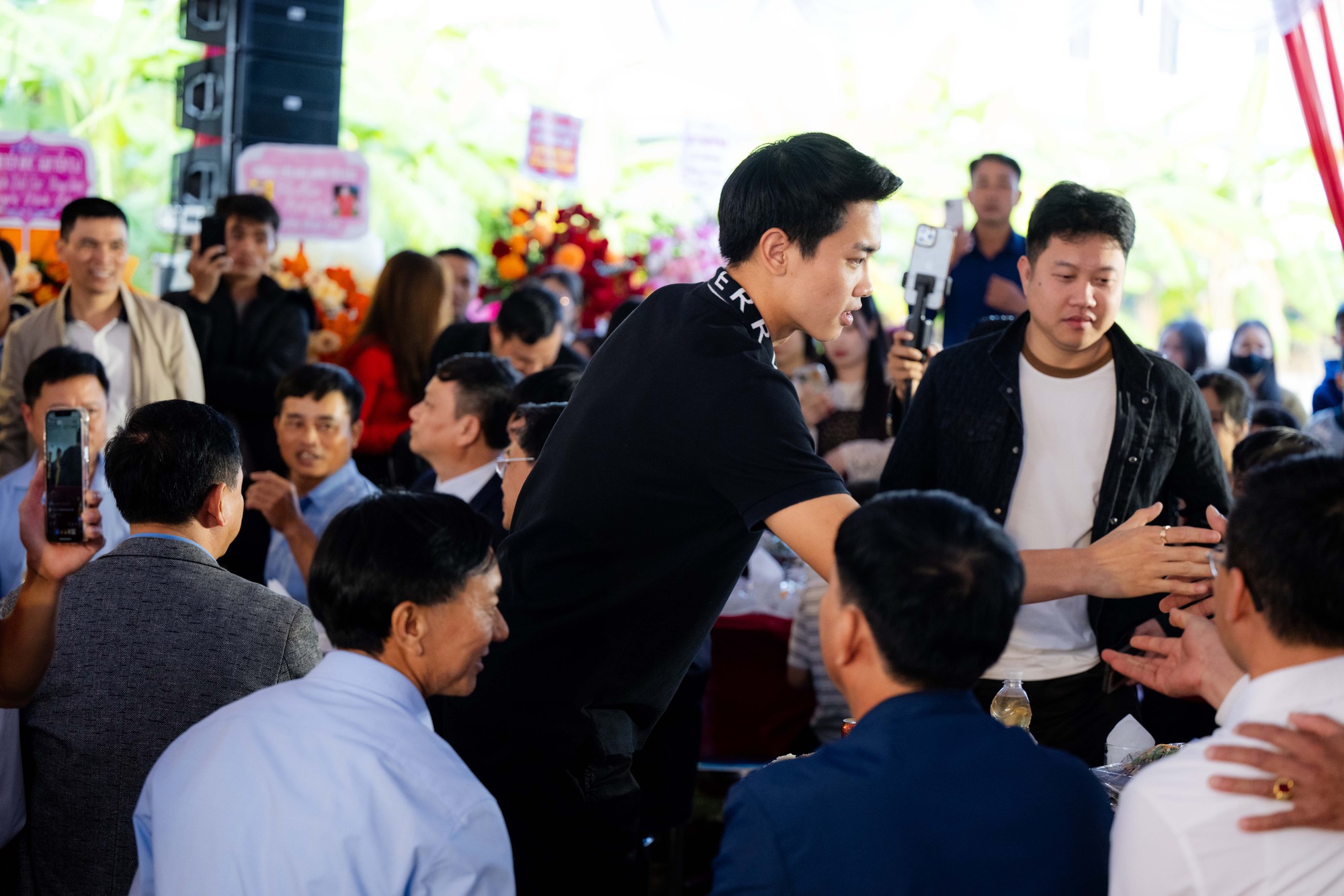 Ngay l&uacute;c n&agrave;y: 180 m&acirc;m l&agrave; chưa đủ, tiệc mừng Đ&igrave;nh Bắc đ&ocirc;ng k&iacute;n người từ đầu l&agrave;ng tới cuối x&oacute;m- Ảnh 13.