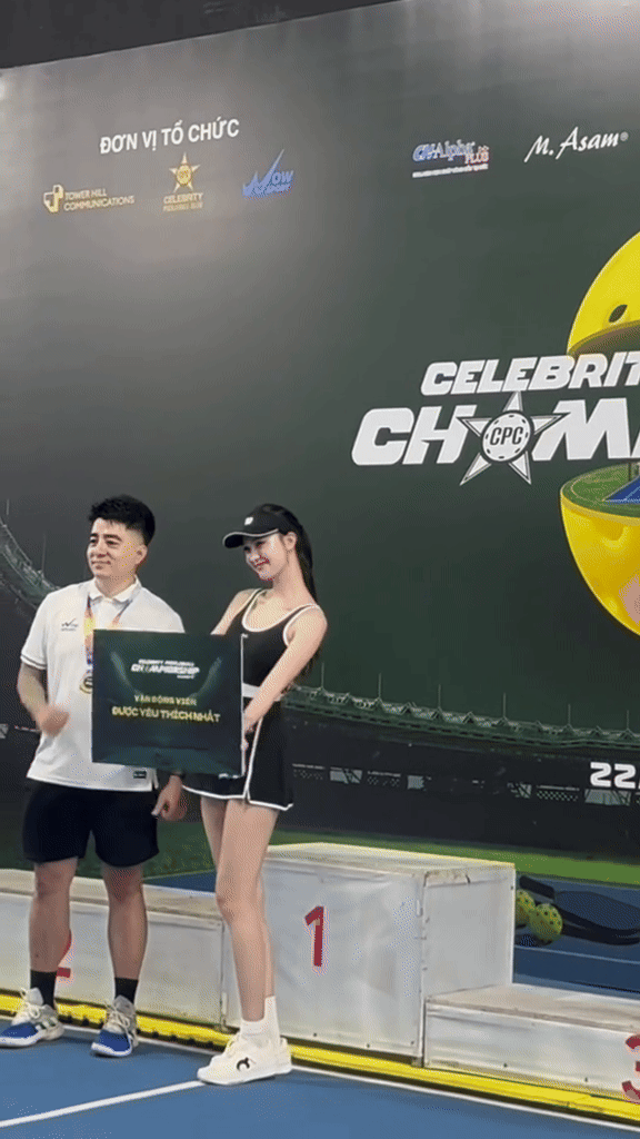 &Aacute; hậu Cẩm Ly trắng ph&aacute;t s&aacute;ng, ch&acirc;n d&agrave;i như 